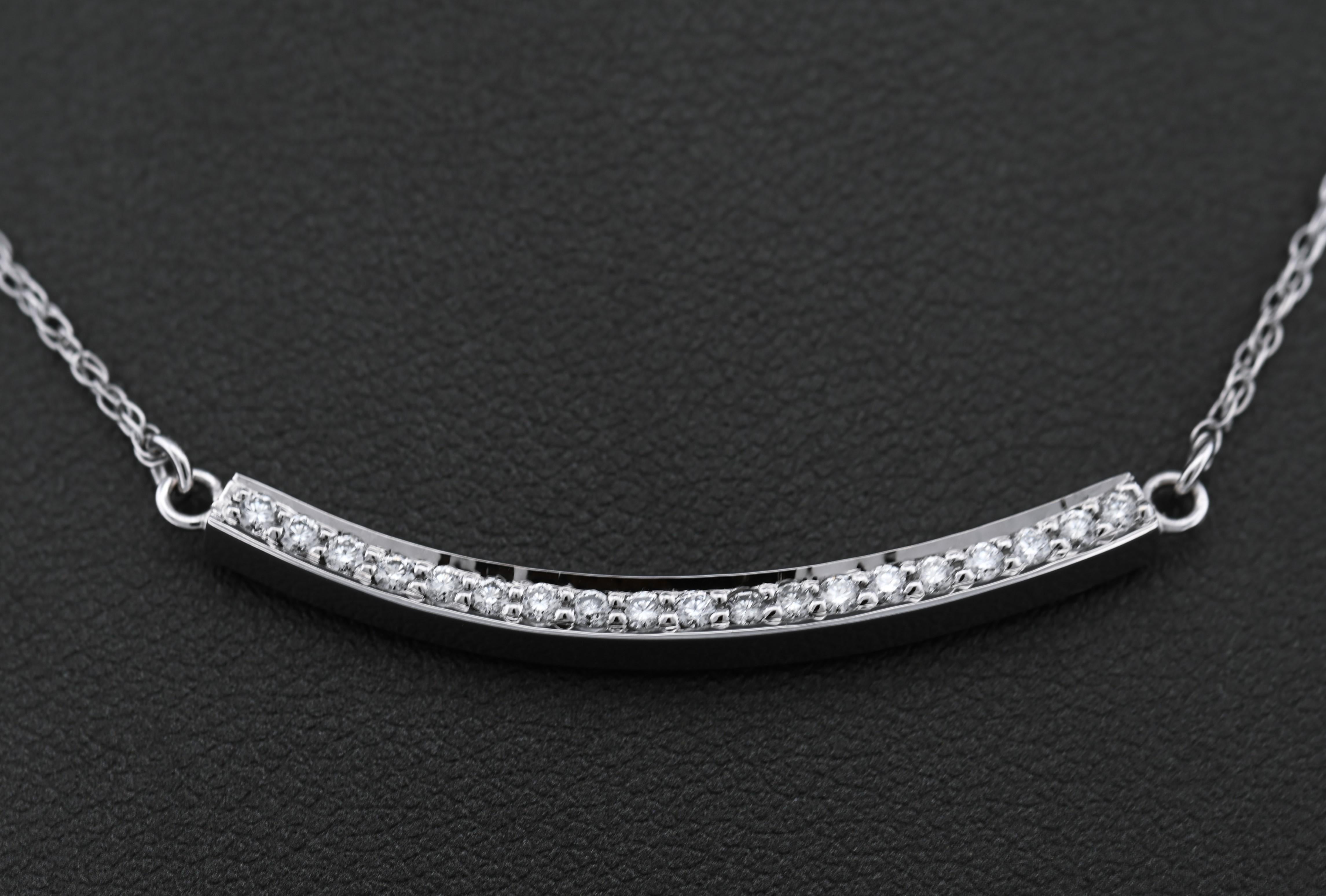Taglio rotondo Collana a cerchio in oro bianco 18 carati dal design classico in vendita