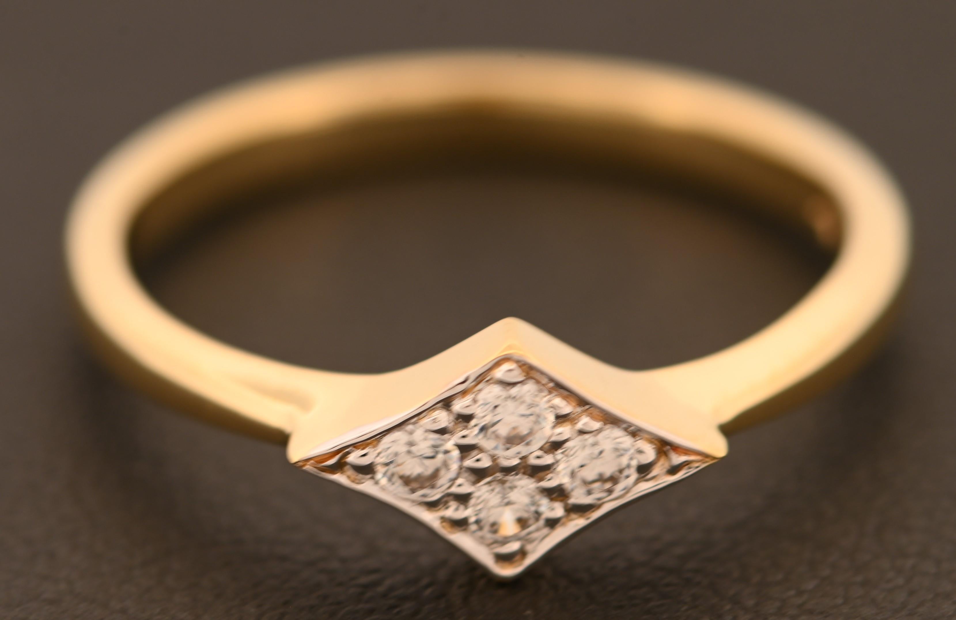 For Sale:  Classic Design 18K Yellow Gold Diamond Shape Ring with Diamonds 3