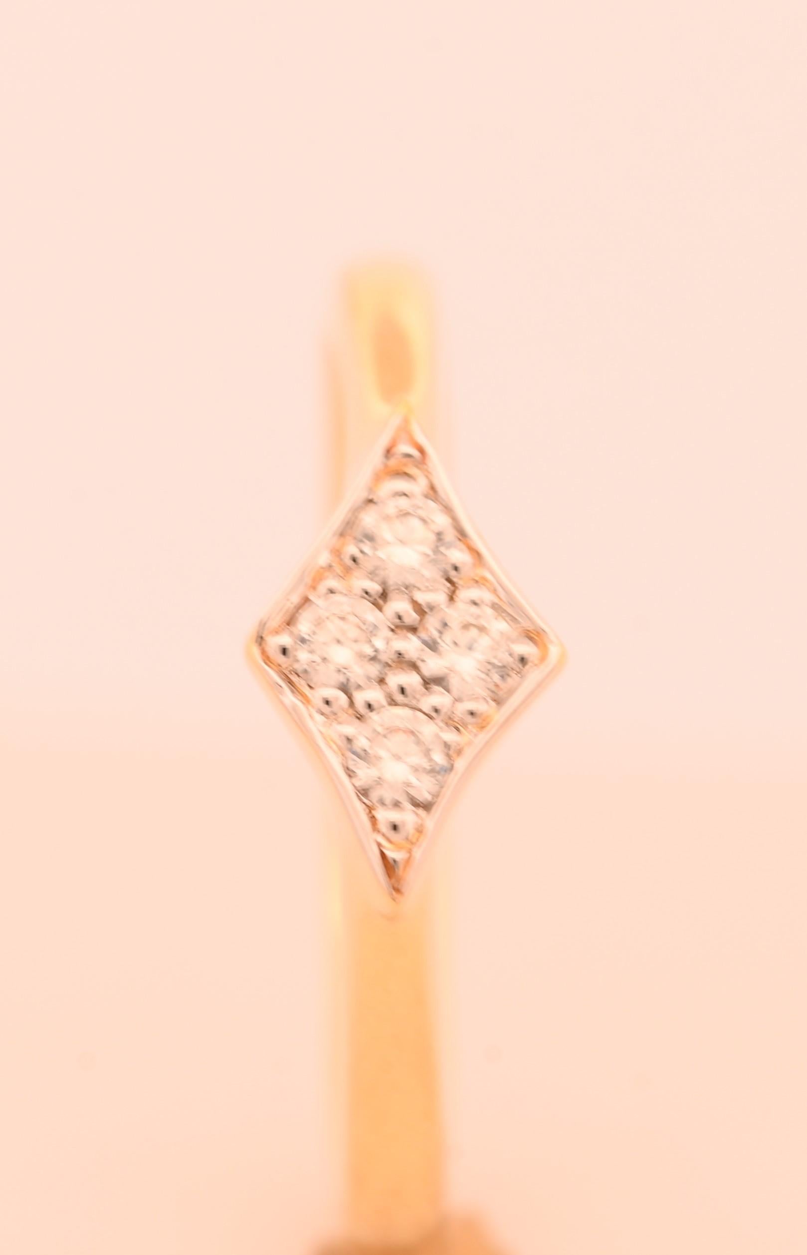 For Sale:  Classic Design 18K Yellow Gold Diamond Shape Ring with Diamonds 4