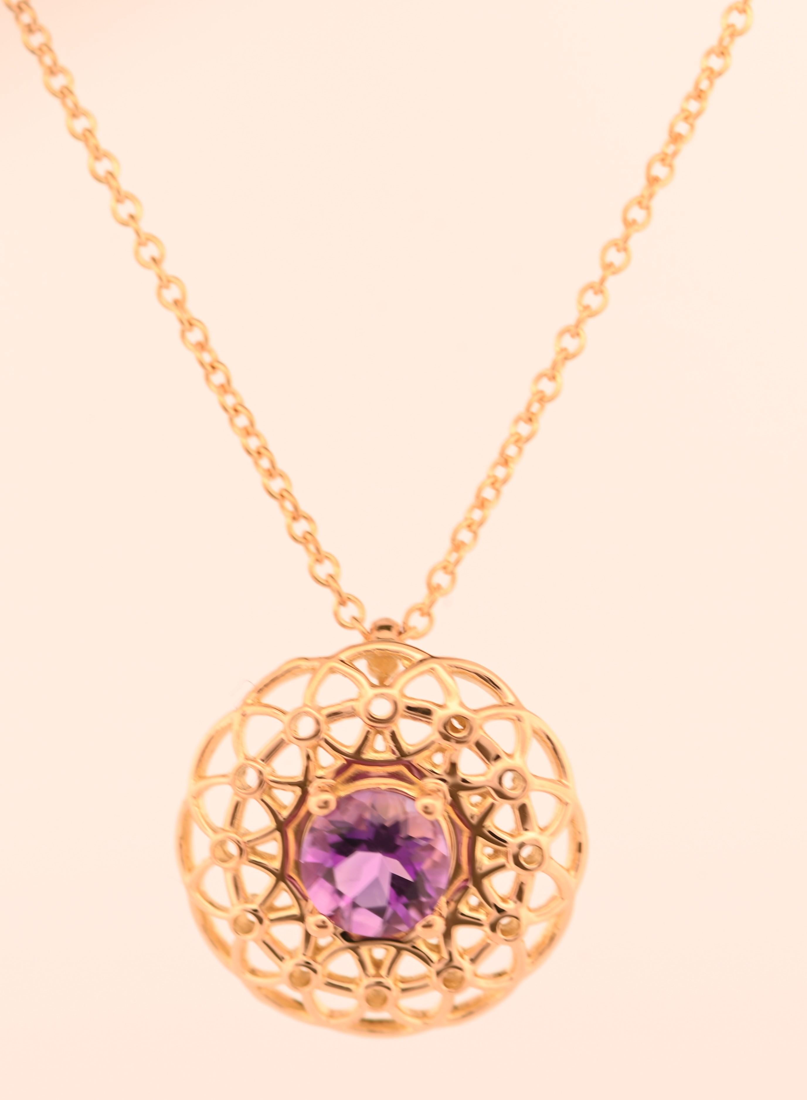 Élevez votre élégance avec ce superbe collier rond en forme de halo, orné d'une améthyste rayonnante en son centre. La pierre précieuse d'un violet éclatant est joliment entourée d'un délicat halo. Réalisé en métal de haute qualité, ce collier allie
