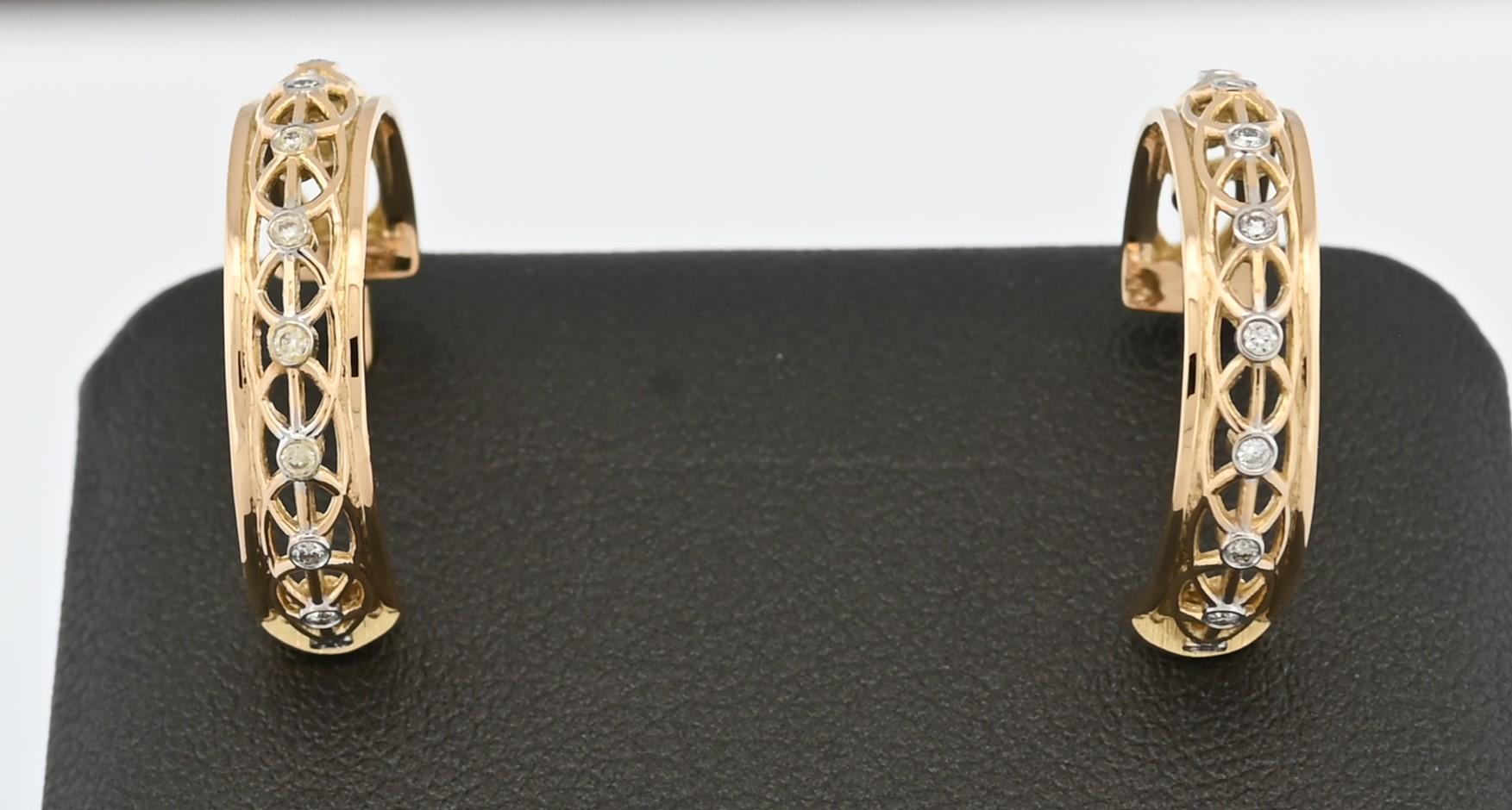 Round Cut Classic Design 18K Yellow Gold Halo Cuff Earring with Diamonds For Sale
