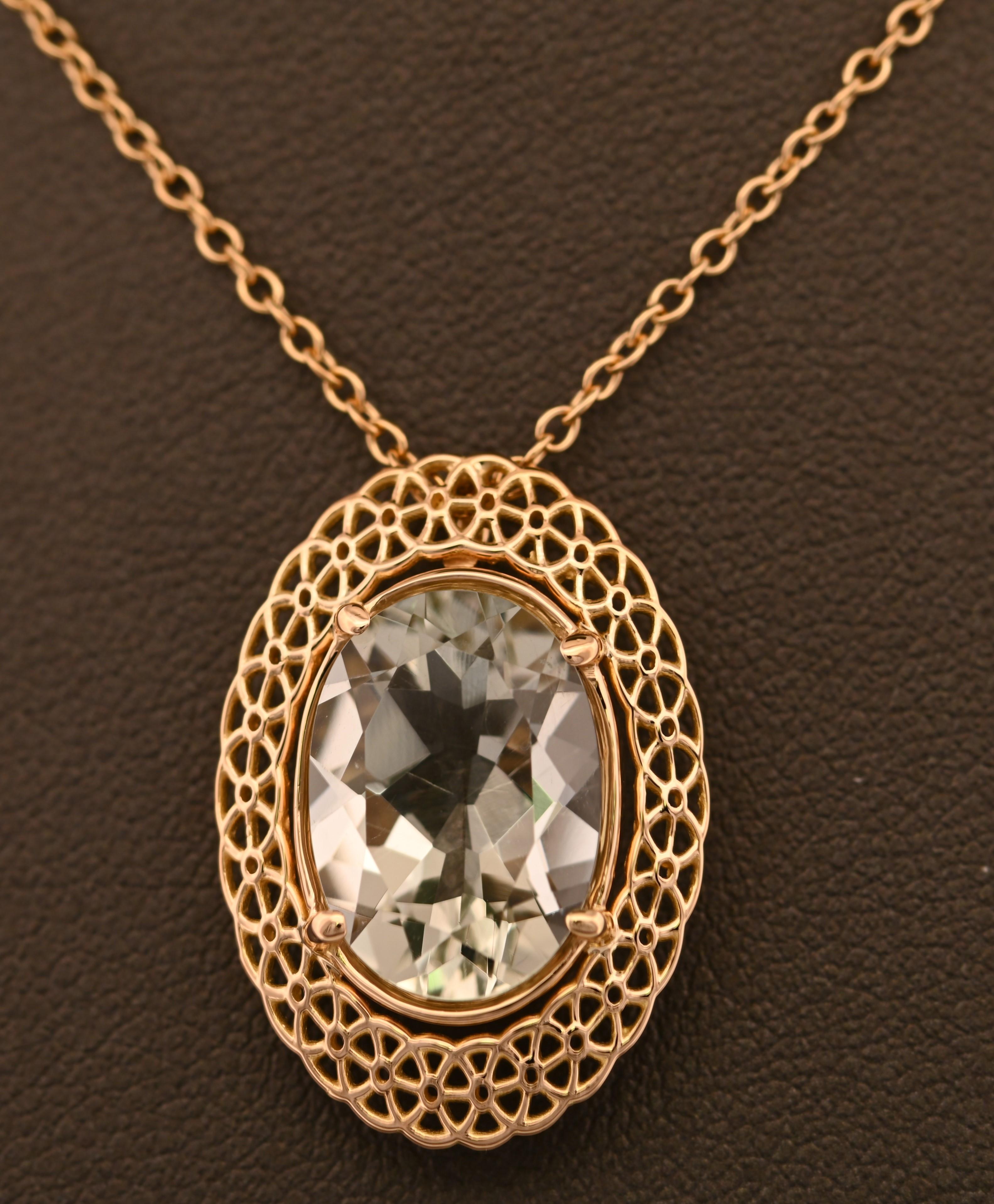 Taglio ovale Ciondolo aureola in oro giallo 18K dal design classico con quarzo verde in vendita