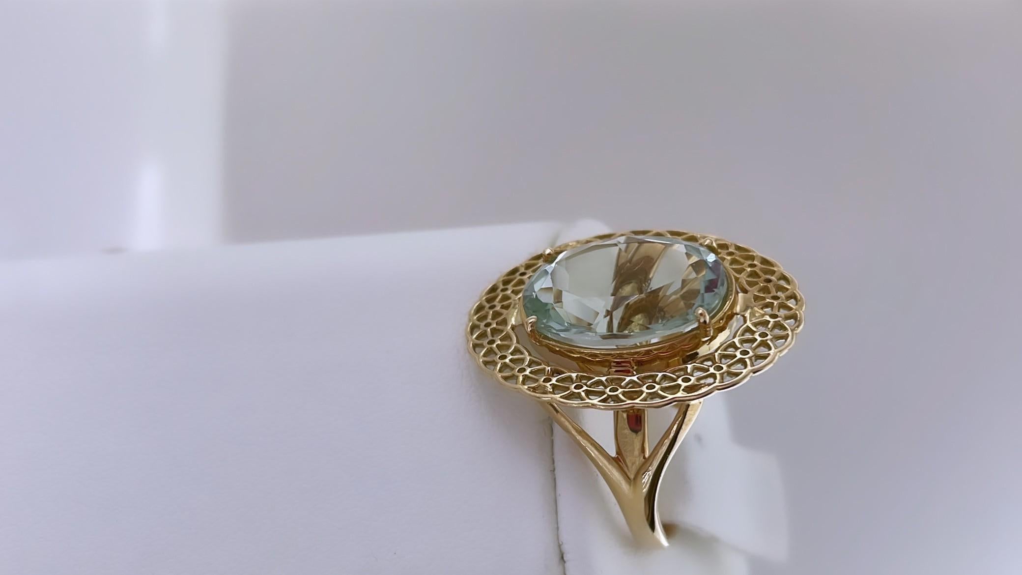 For Sale:  Classic Design 18K Yellow Gold Halo Ring w/ Green Quartz 2