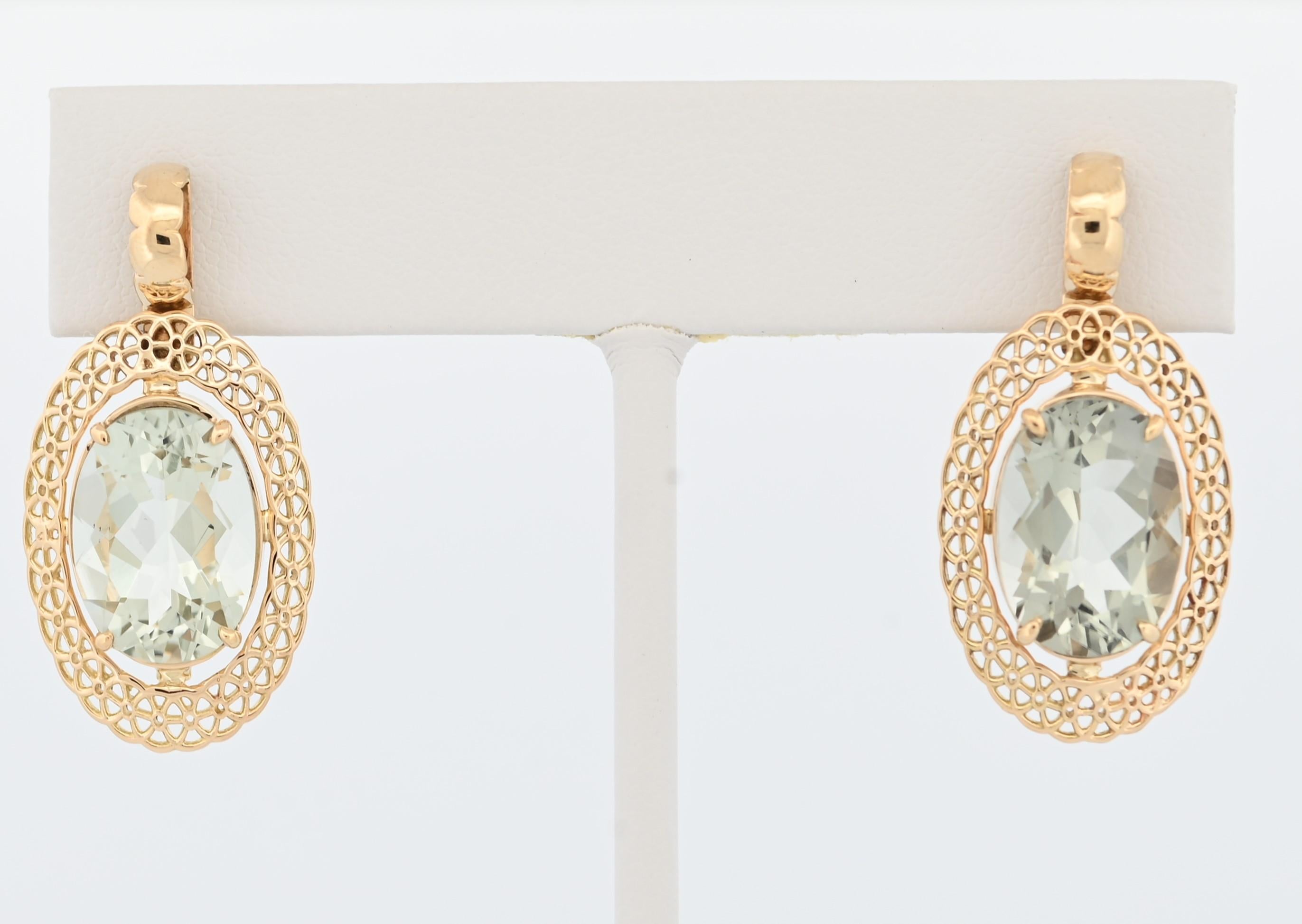 Modern Classic Design 18K Yellow  Gold Halo Ring with Green Quartz For Sale