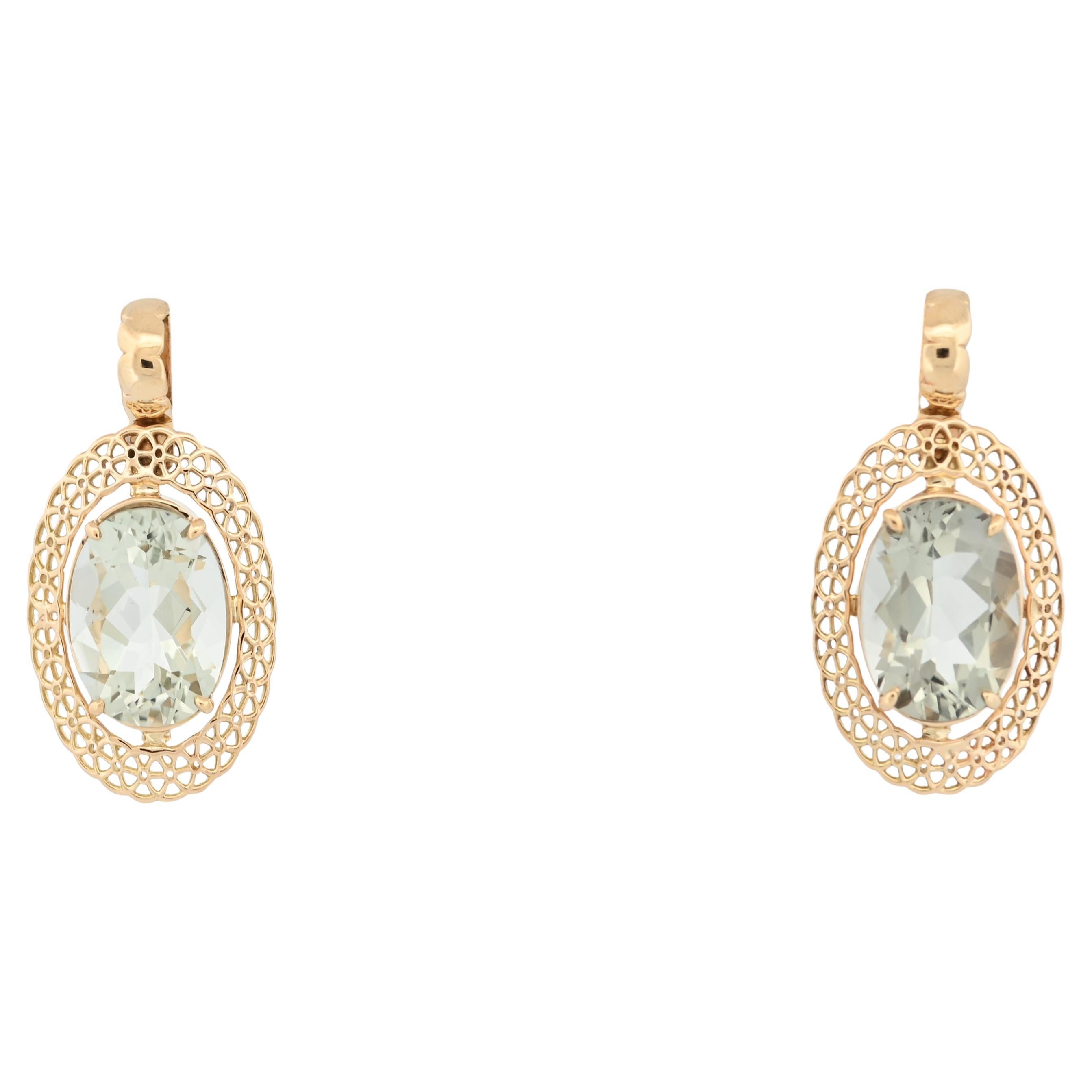Classic Design 18K Yellow  Gold Halo Ring with Green Quartz For Sale