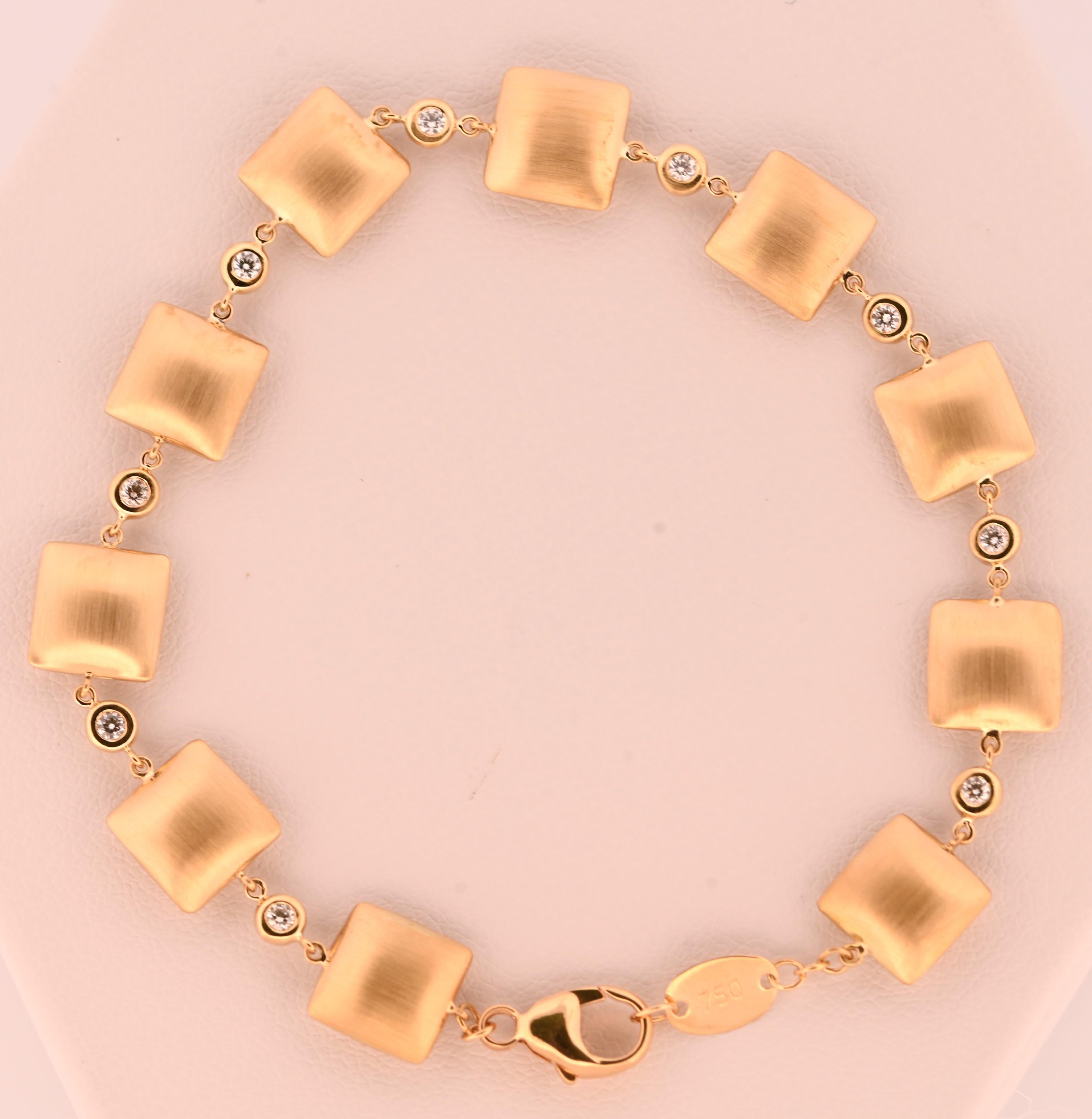 Eleva il tuo stile con questo esclusivo bracciale in oro giallo 18 carati, vera incarnazione di raffinatezza e lusso. Realizzato in oro giallo di alta qualità, questo bracciale presenta un design senza tempo che unisce perfettamente il fascino
