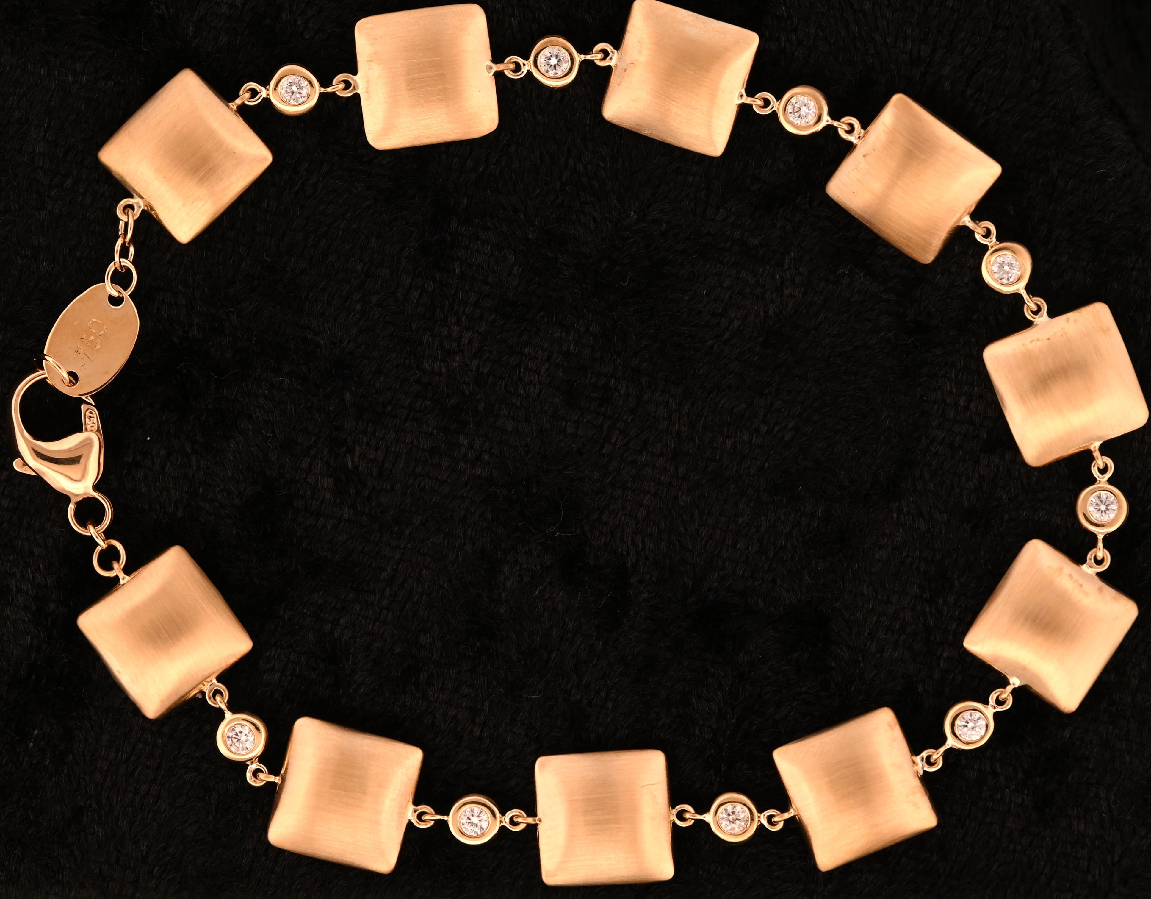 Moderno Bracciale Pillow Talk in oro giallo 18 carati dal design classico con diamanti in vendita