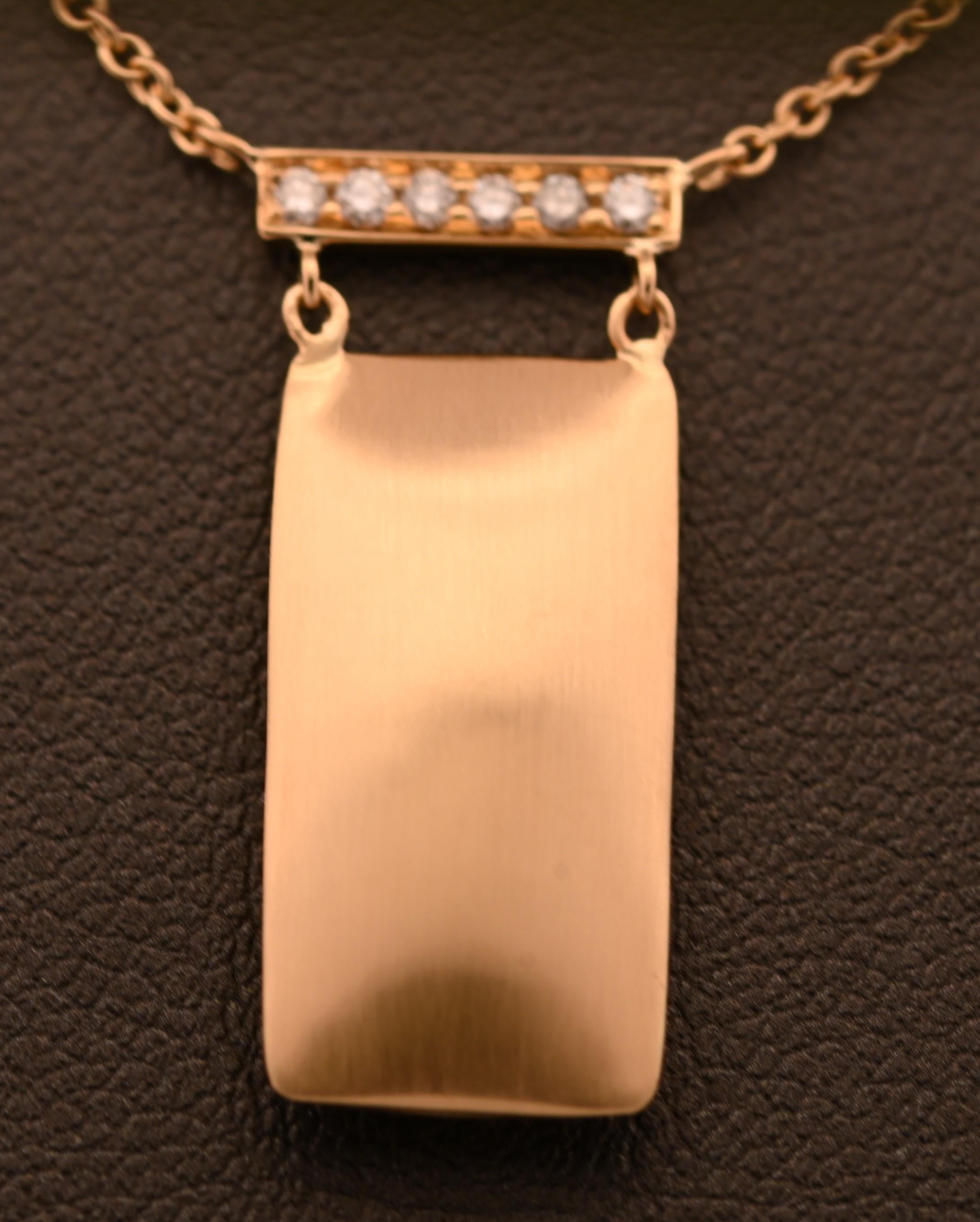 Sospeso da una sottile catena, il ciondolo a forma di cuscino si drappeggia delicatamente intorno alla scollatura, offrendo un accessorio raffinato e versatile adatto a qualsiasi occasione. La combinazione tra l'elegante forma a cuscino e gli