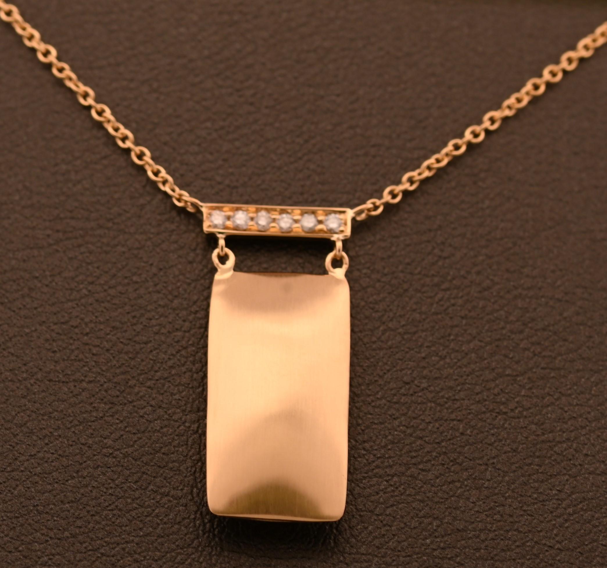 Taglio rotondo Collana verticale Pillow Talk in oro giallo 18K dal design classico con diamanti in vendita