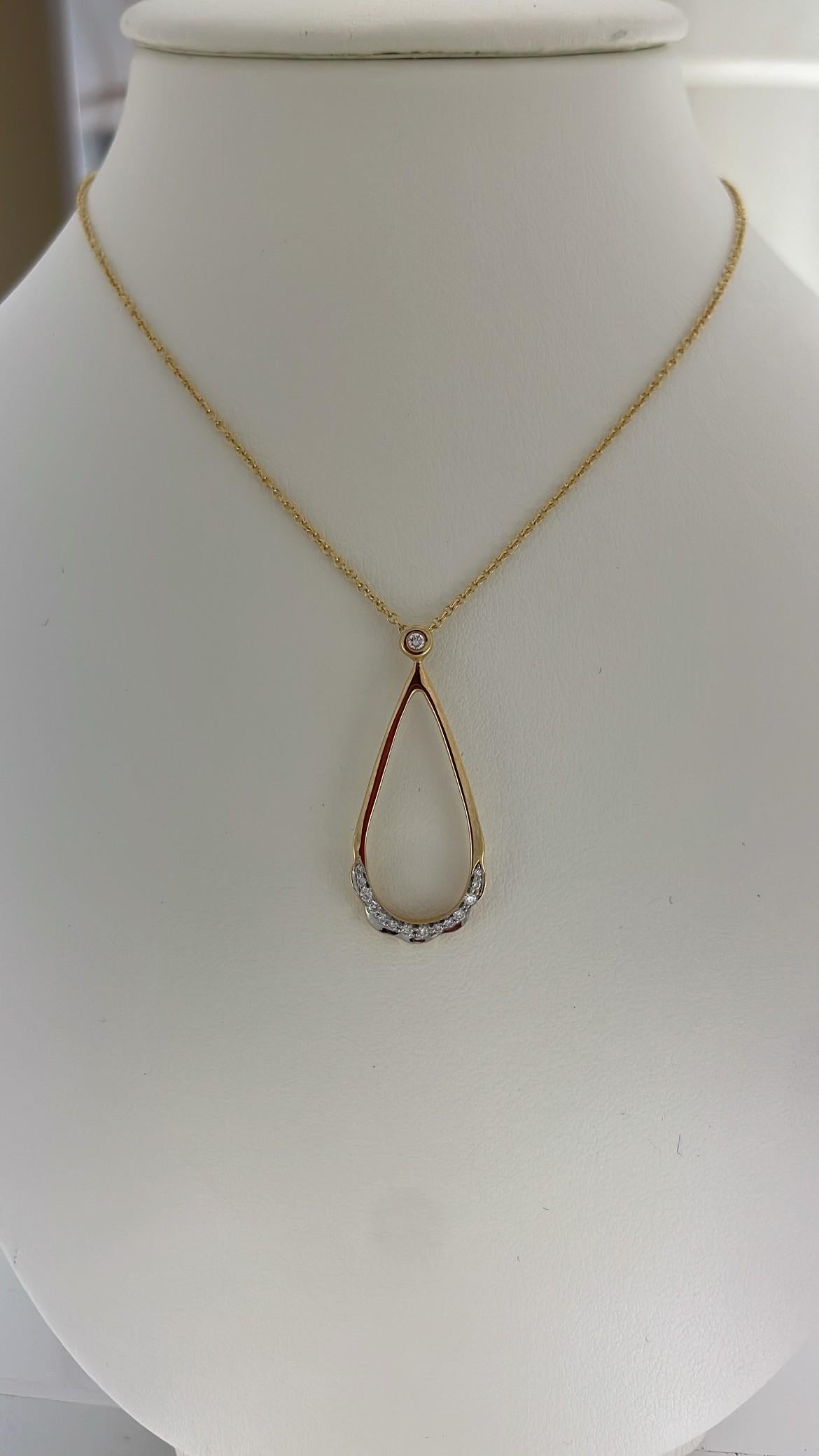 Il ciondolo Soleil Teardrop in oro giallo 18 carati è un pezzo di lusso che cattura sia l'eleganza che la luminosità. Questo squisito ciondolo è caratterizzato da una delicata forma a goccia, meticolosamente realizzata in oro giallo 18 carati. La