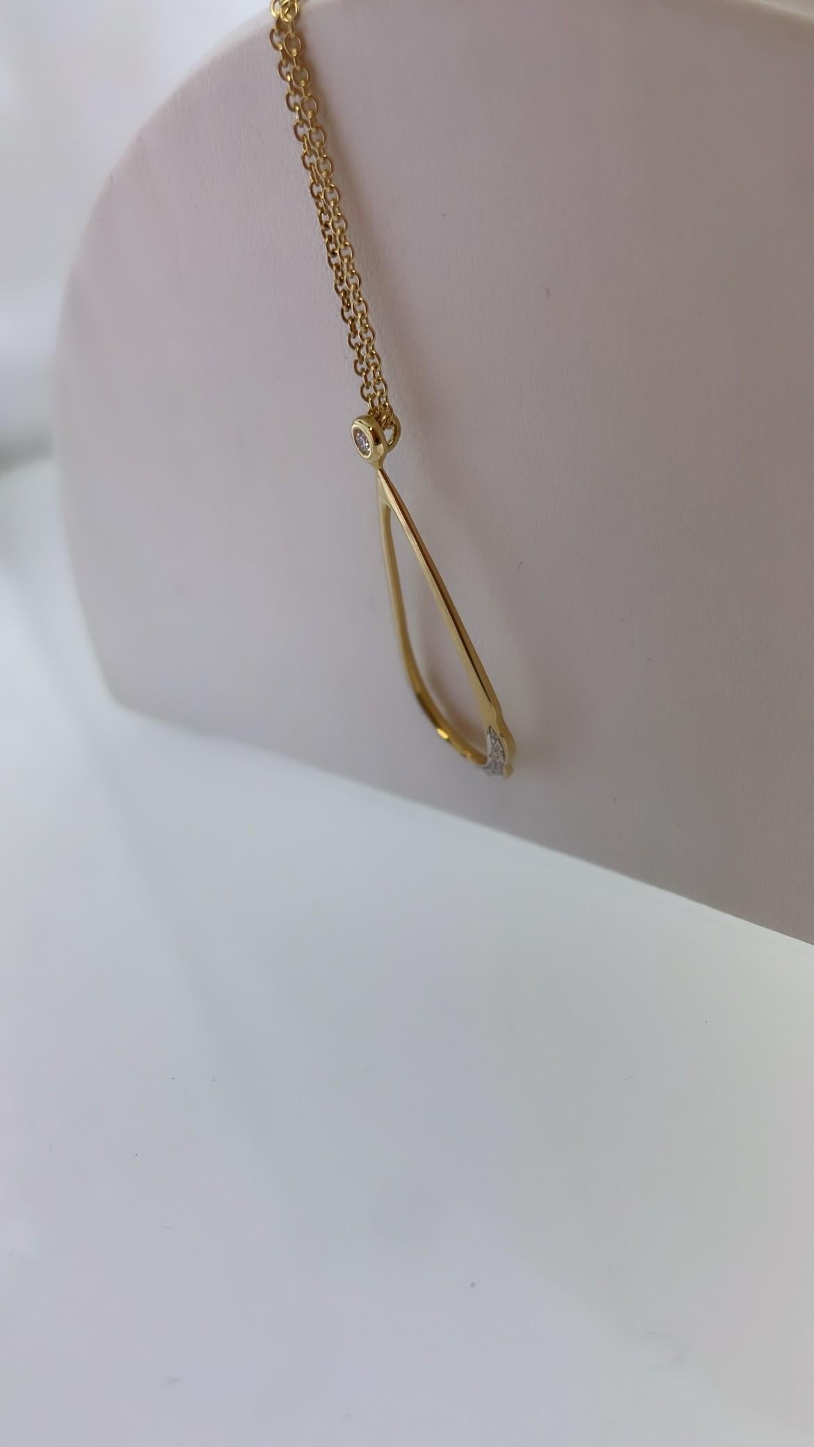 Taglio rotondo Design classico in oro giallo 18K Soleil Pave Teardrop LG con diamanti in vendita