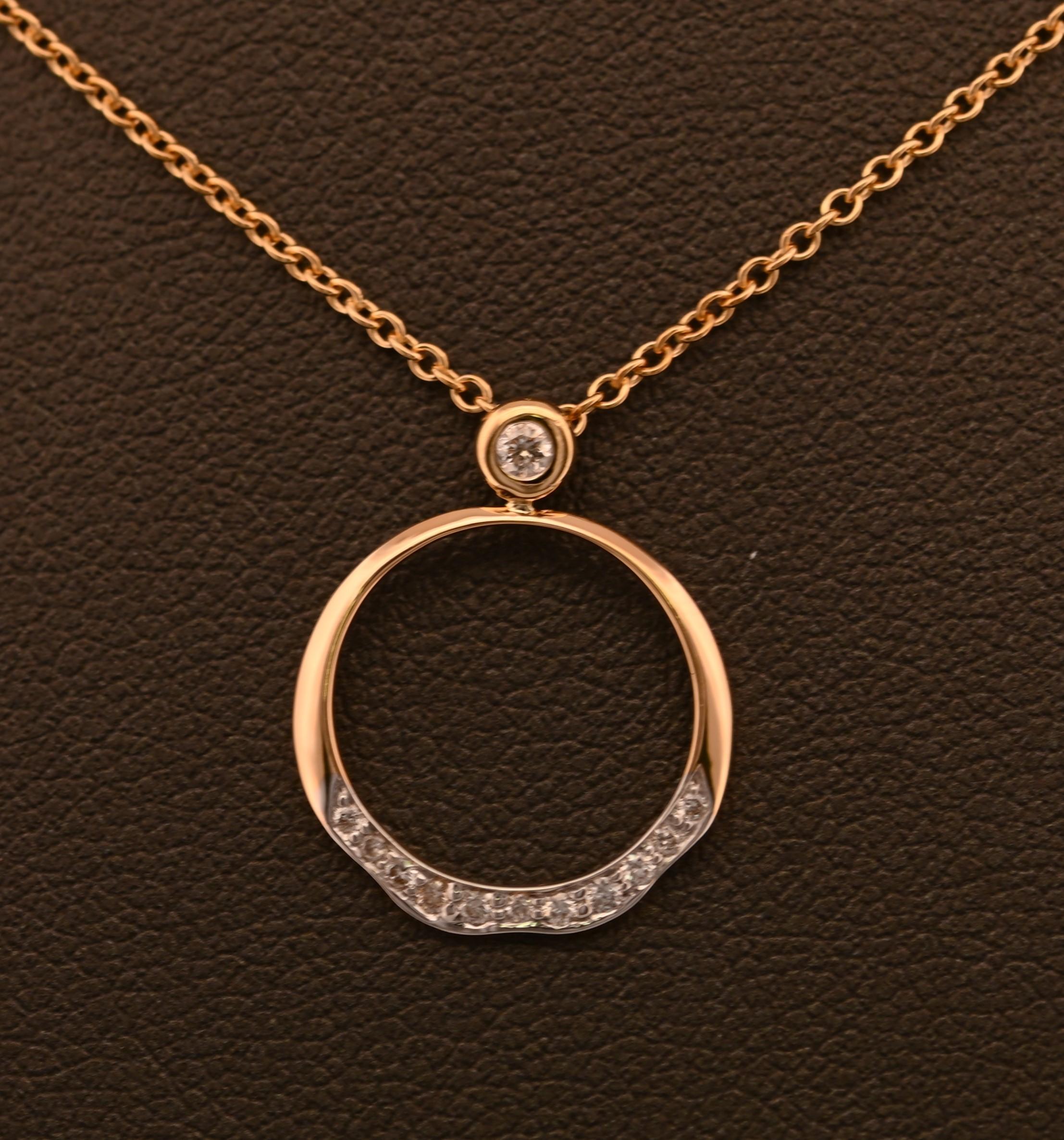 Prova il fascino di un'eleganza radiosa con il ciondolo Soleil. Questo pezzo accattivante presenta un design sofisticato.  Realizzato con un'attenzione meticolosa ai dettagli, il ciondolo è ornato da diamanti abbaglianti che catturano e riflettono