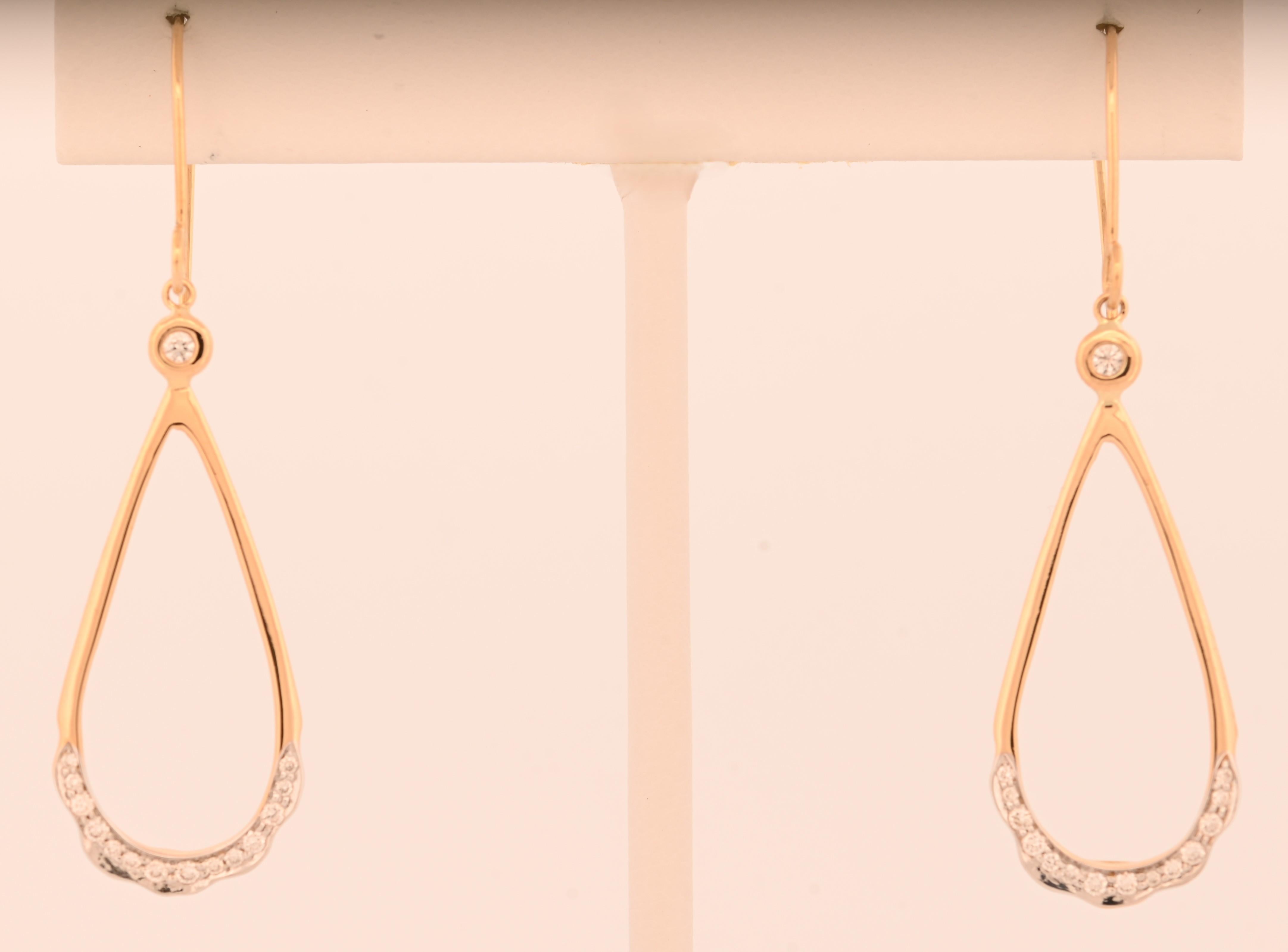 Ti presentiamo gli orecchini a goccia Soleil, uno straordinario mix di eleganza e raffinatezza. Realizzato con precisione, ogni orecchino presenta una graziosa silhouette a goccia, accentuata da diamanti scintillanti che catturano la luce in modo