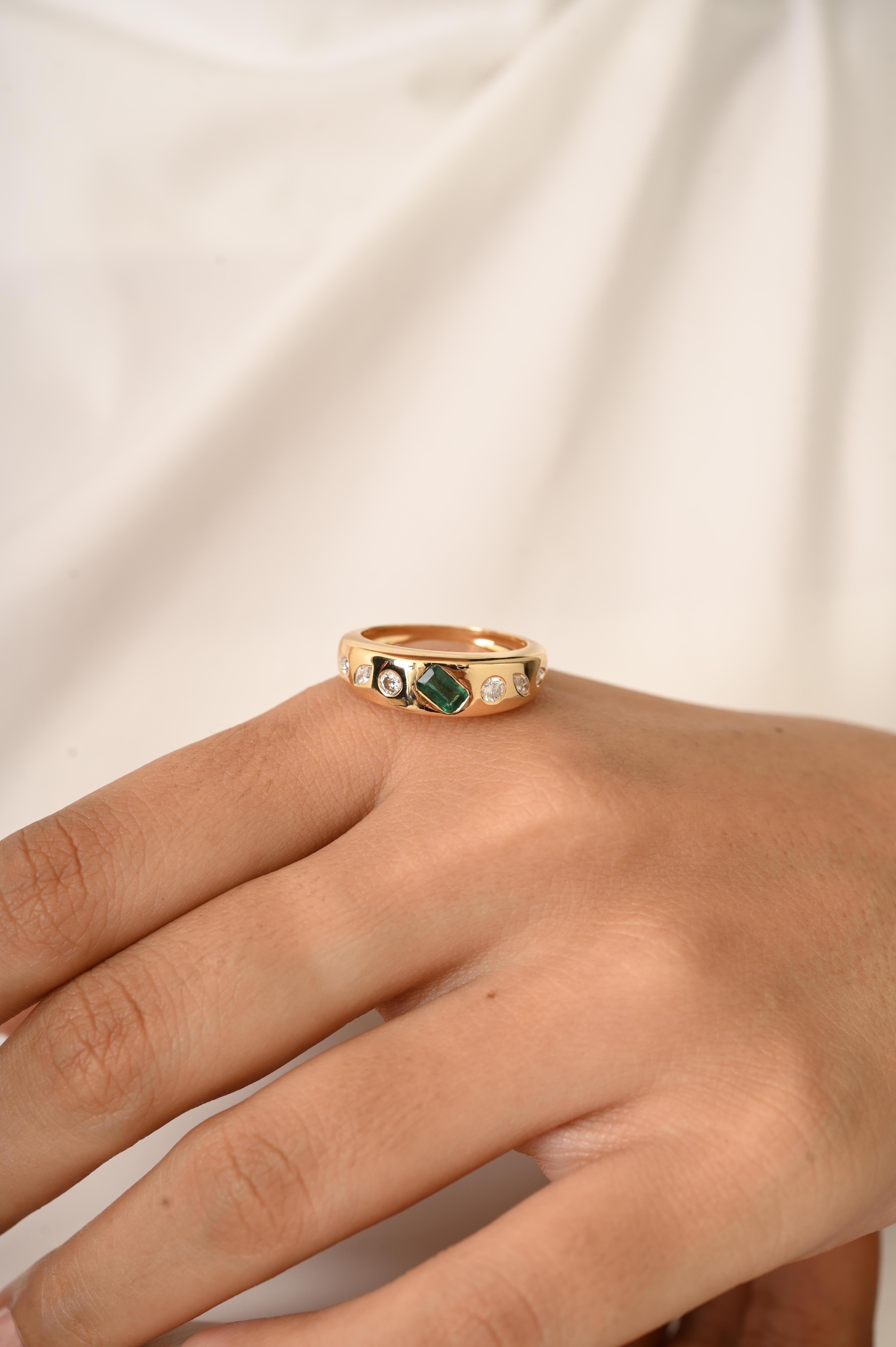 En venta: Anillo Cúpula Unisex de Oro Amarillo de 18k de Diseño Clásico con Esmeralda Engastada Gitana y Diamante  6