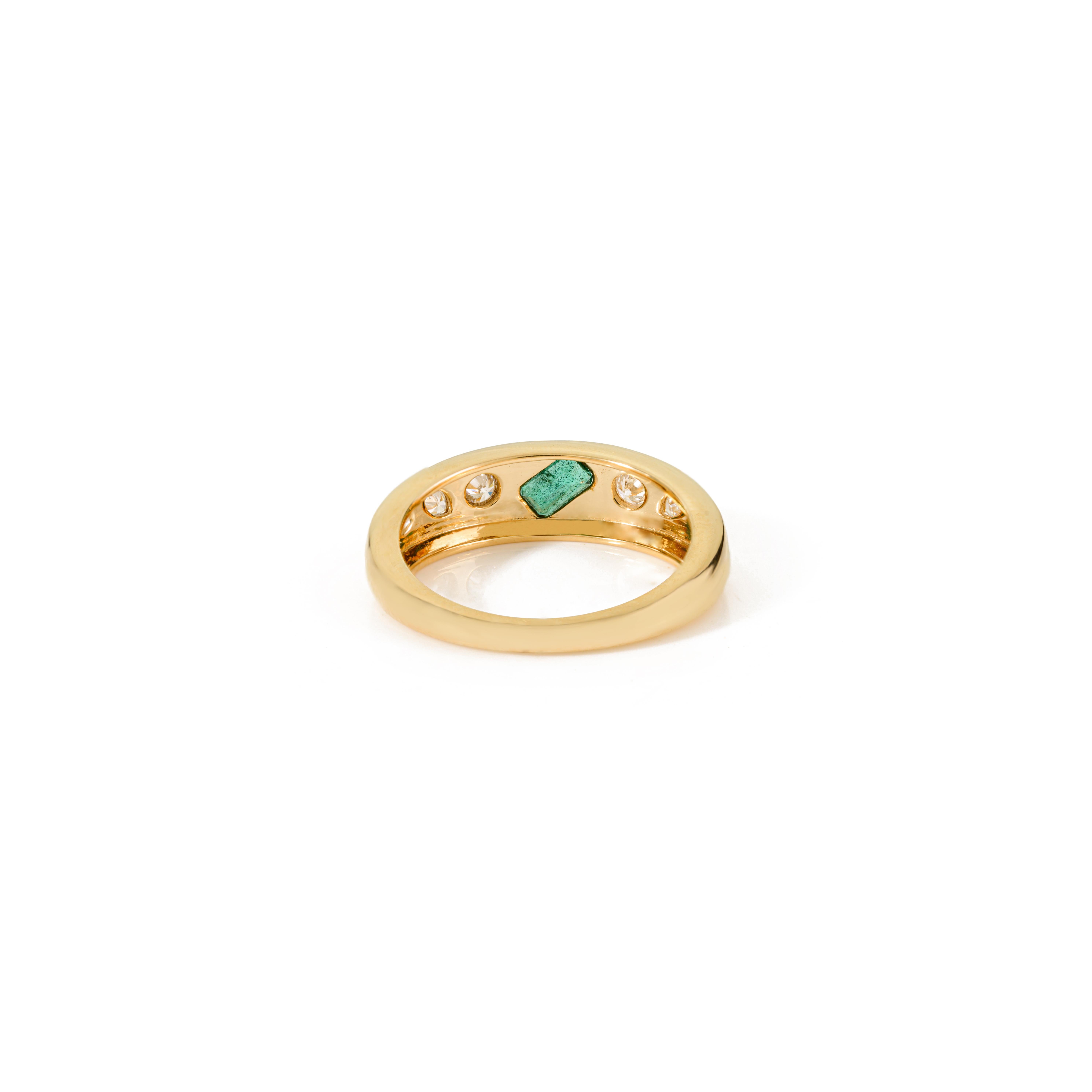 En venta: Anillo Cúpula Unisex de Oro Amarillo de 18k de Diseño Clásico con Esmeralda Engastada Gitana y Diamante  7