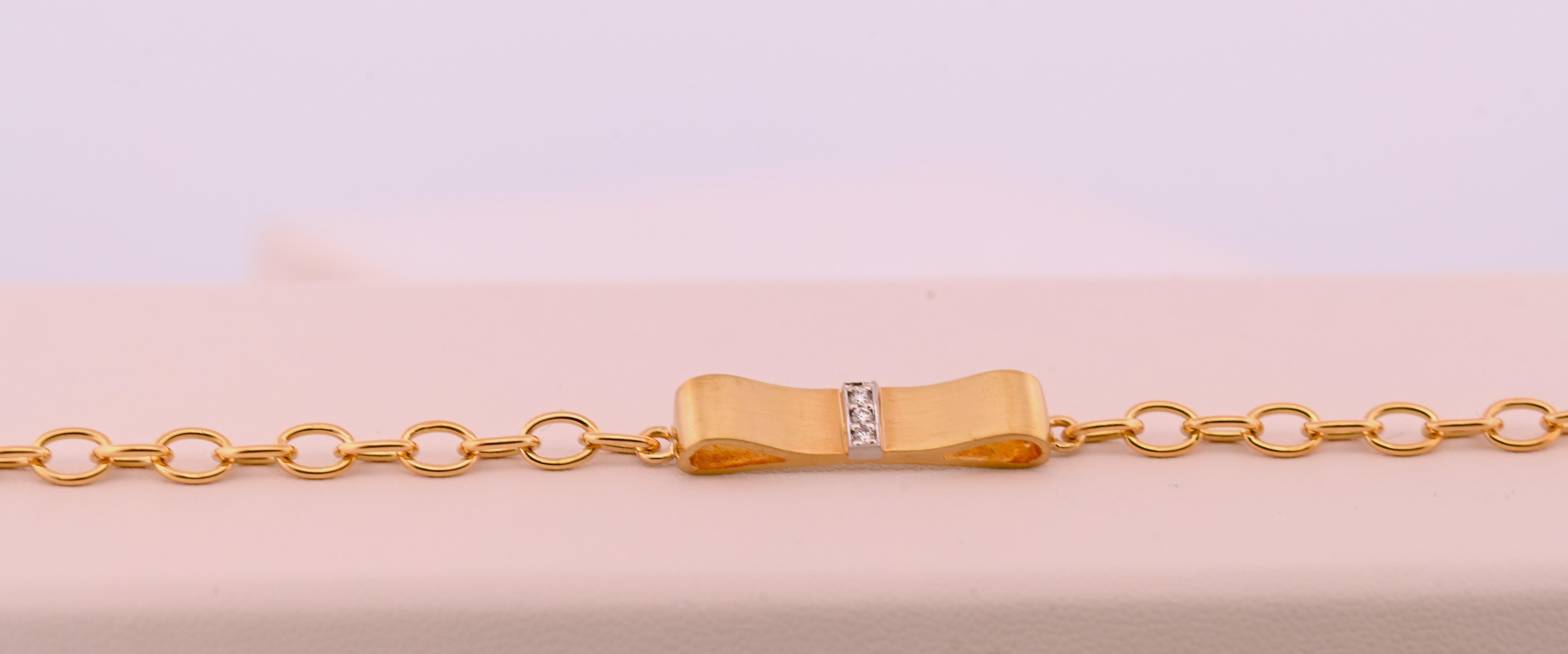Taglio rotondo Bracciale a nastro giallo 18 carati con diamanti dal design classico in vendita