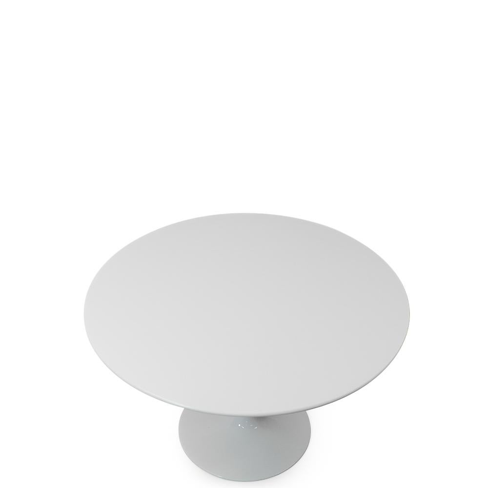 Tulip coffee table designed by Saarinen, produced by Knoll International.

Round white laminated wood on aluminium base.

Origination: Made in Italy, 2000s.

Condition: very good, hardly visible traces of wear on the table-top or
