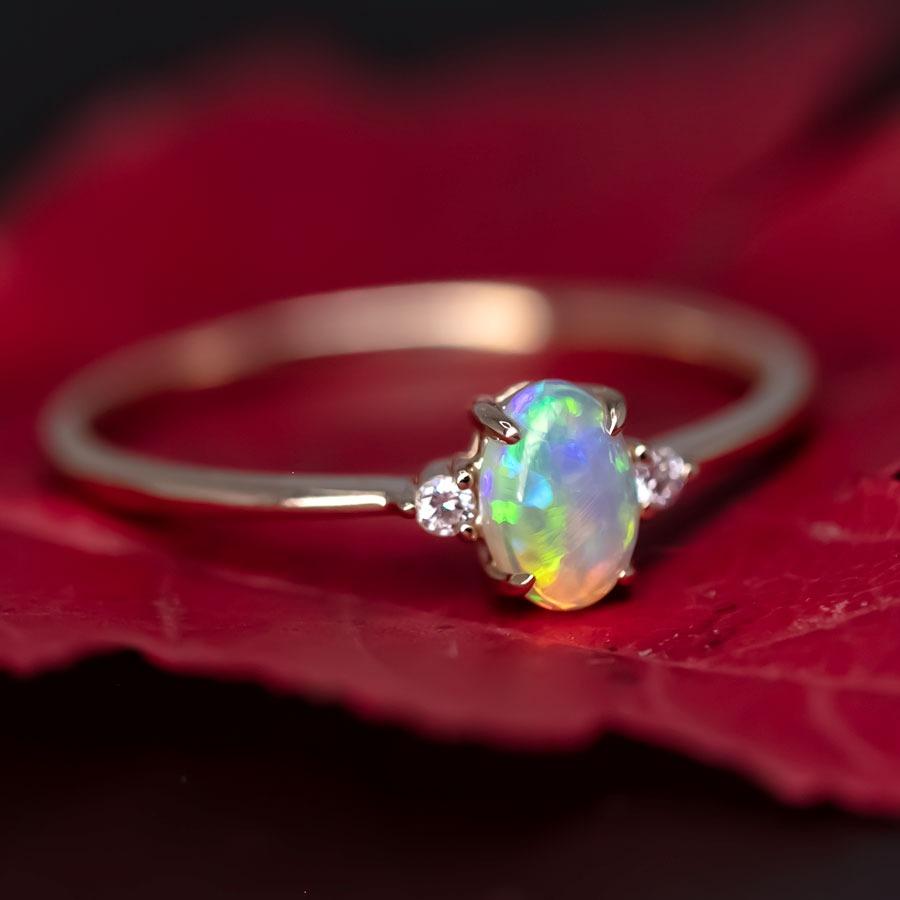 Arts and Crafts Anello di fidanzamento con diamante Opale massiccio dal design classico in oro giallo 14 carati in vendita