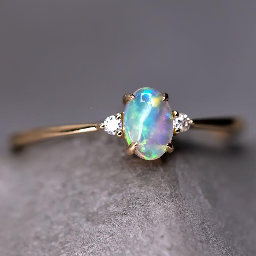 Taglio ovale Anello di fidanzamento con diamante Opale massiccio dal design classico in oro giallo 14 carati in vendita