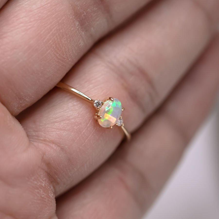 Anello di fidanzamento con diamante Opale massiccio dal design classico in oro giallo 14 carati In condizioni Nuovo in vendita a Suwanee, GA