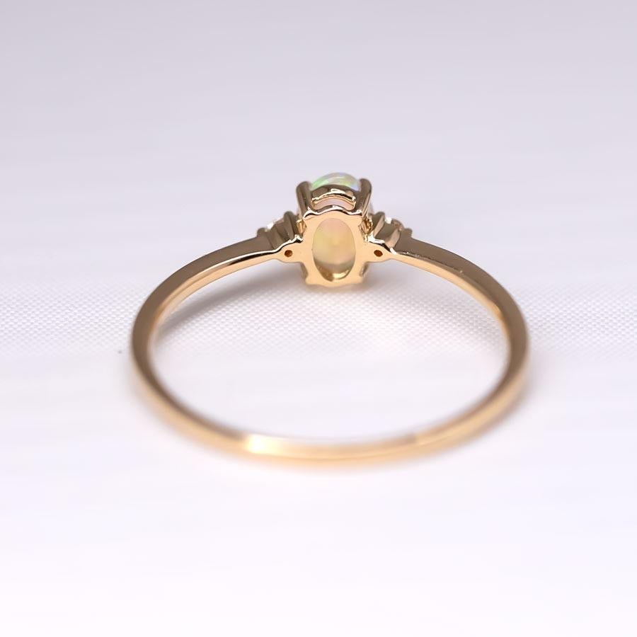 da uomo o donna Anello di fidanzamento con diamante Opale massiccio dal design classico in oro giallo 14 carati in vendita