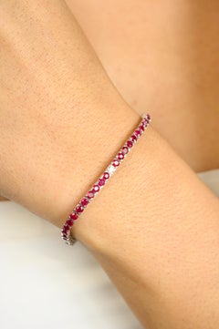 Bracciale tennis di fidanzamento con rubini e diamanti dal design classico in oro bianco 14k