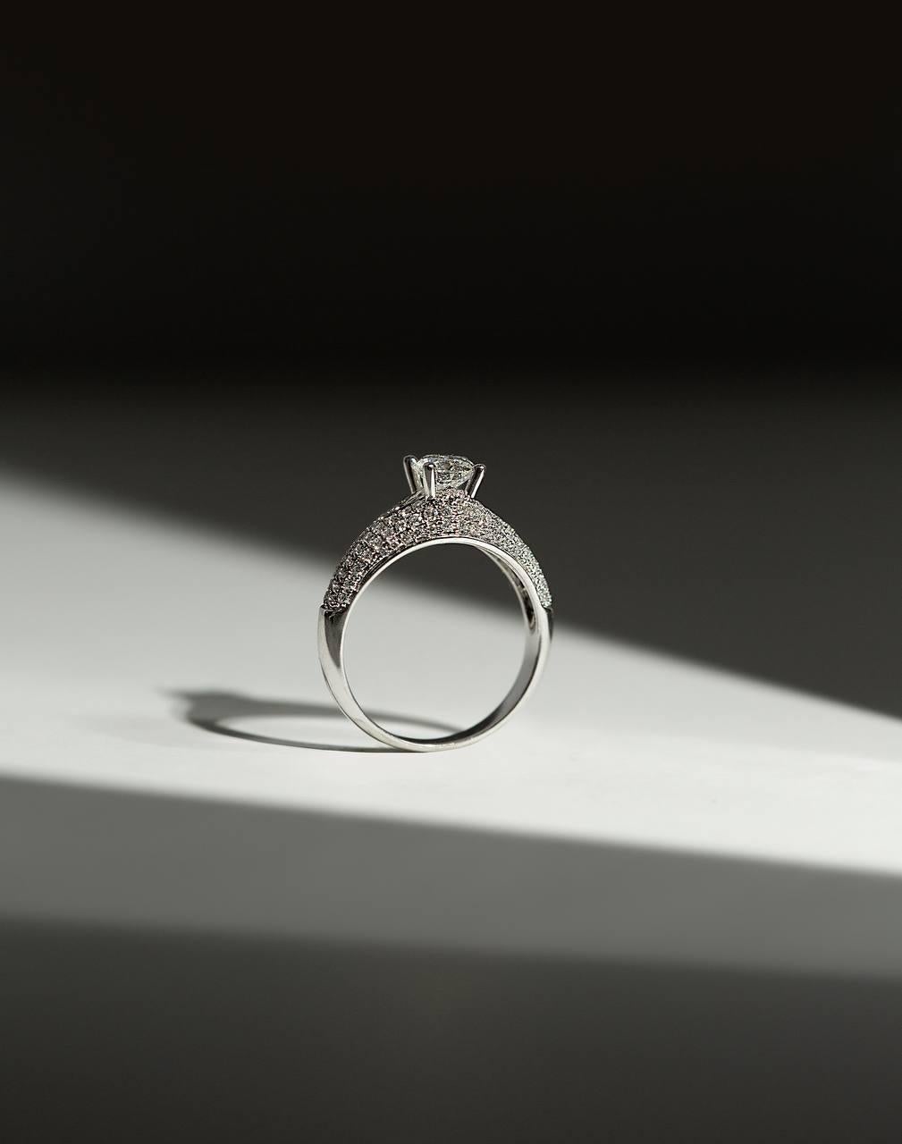 Klassischer Diamant 18K Weißgold Exklusiver Ring für Sie im Angebot 1