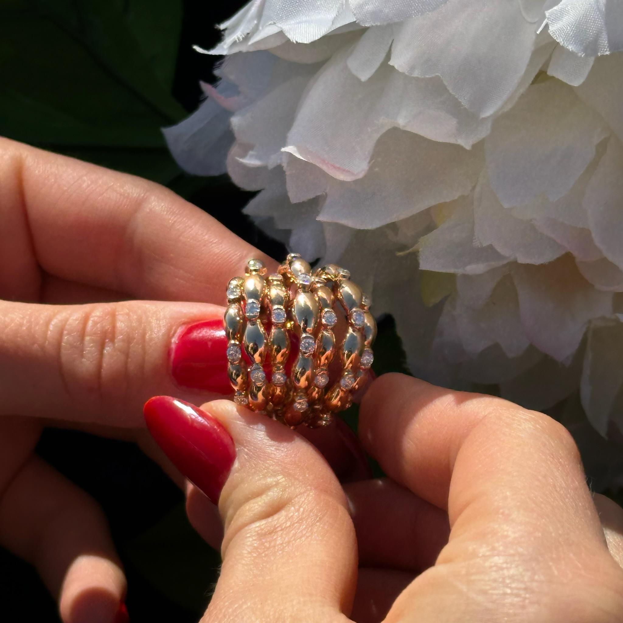 Moderno Anello classico con diamante in oro giallo 18 carati per lei in vendita