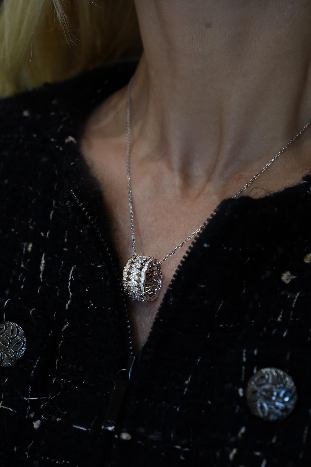 Collier classique en or jaune blanc 18K avec diamants Pour femmes en vente