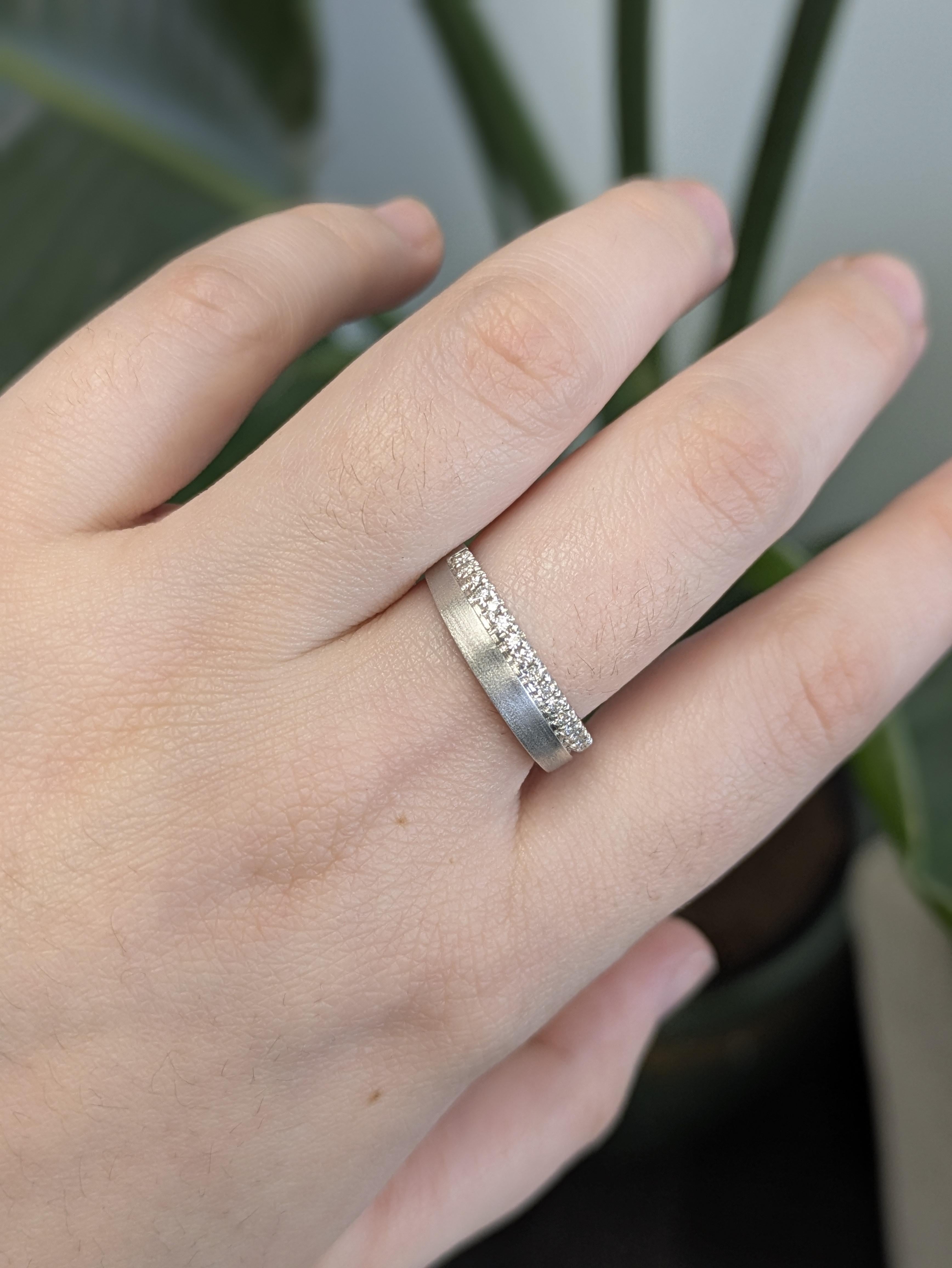 Una brillante fascia in oro bianco con diamanti scintillanti, progettata per trasformare ogni gesto in un momento scintillante.

