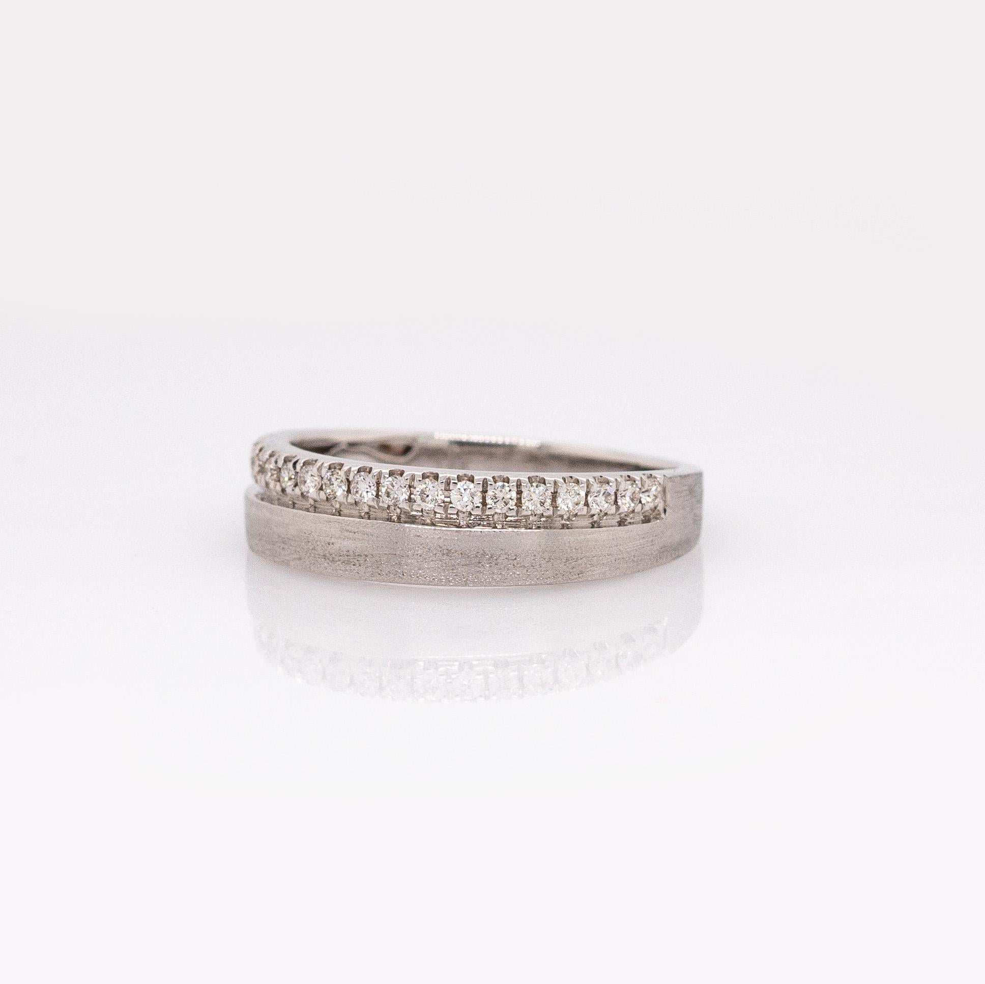 Taglio rotondo Anello classico con diamante - Una lucentezza che dura per sempre: Oro massiccio 14k Whiting in vendita