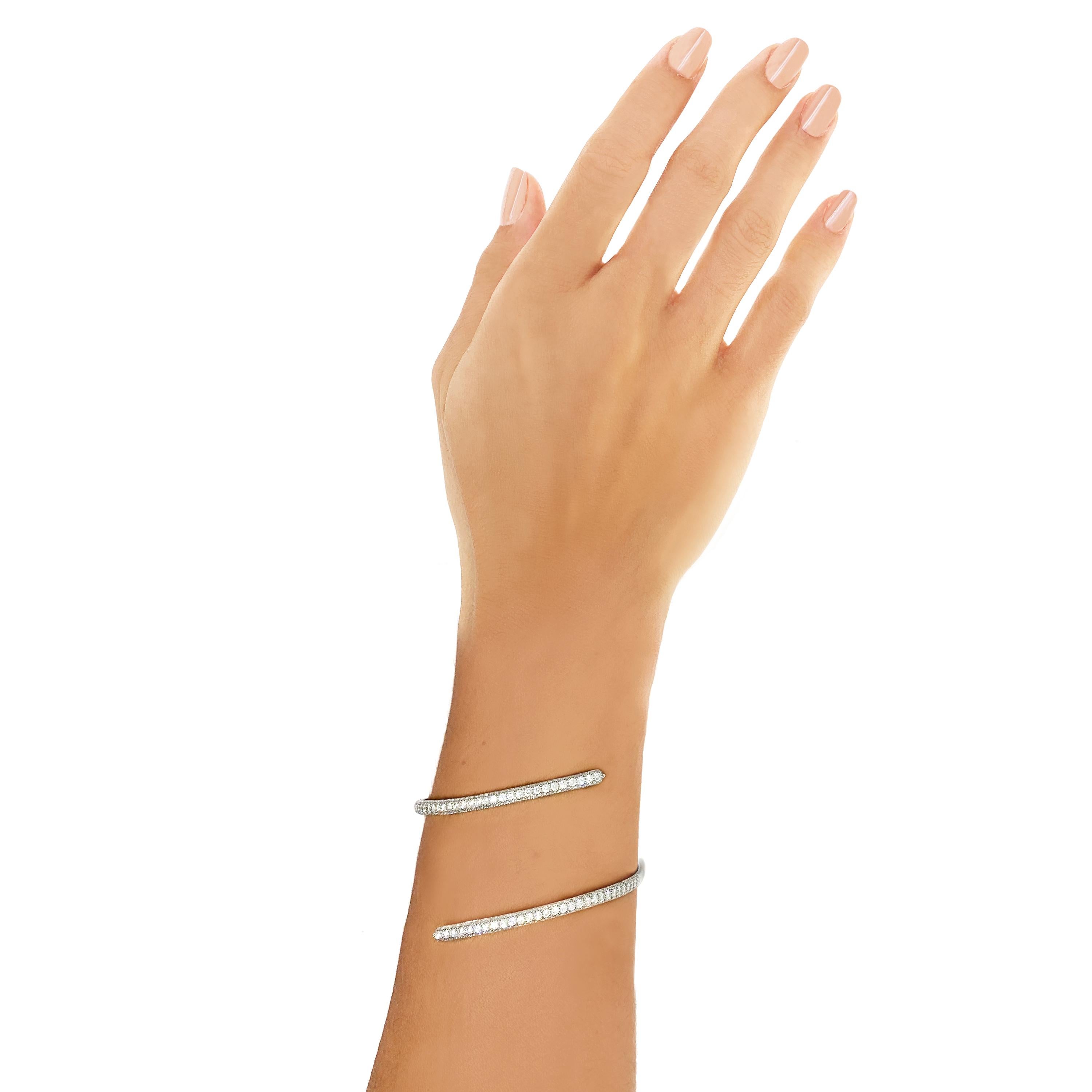Rosior Zeitgenössische 19,2k Weißgold-Armspange Set mit:
- 249 Diamanten (F Farbe, VVS Reinheit) mit 2,33ct.
Einzigartiges Stück, das mit einem eigenen Echtheitszertifikat versehen ist.
Von der portugiesischen Prüfstelle als 19,2k Gold