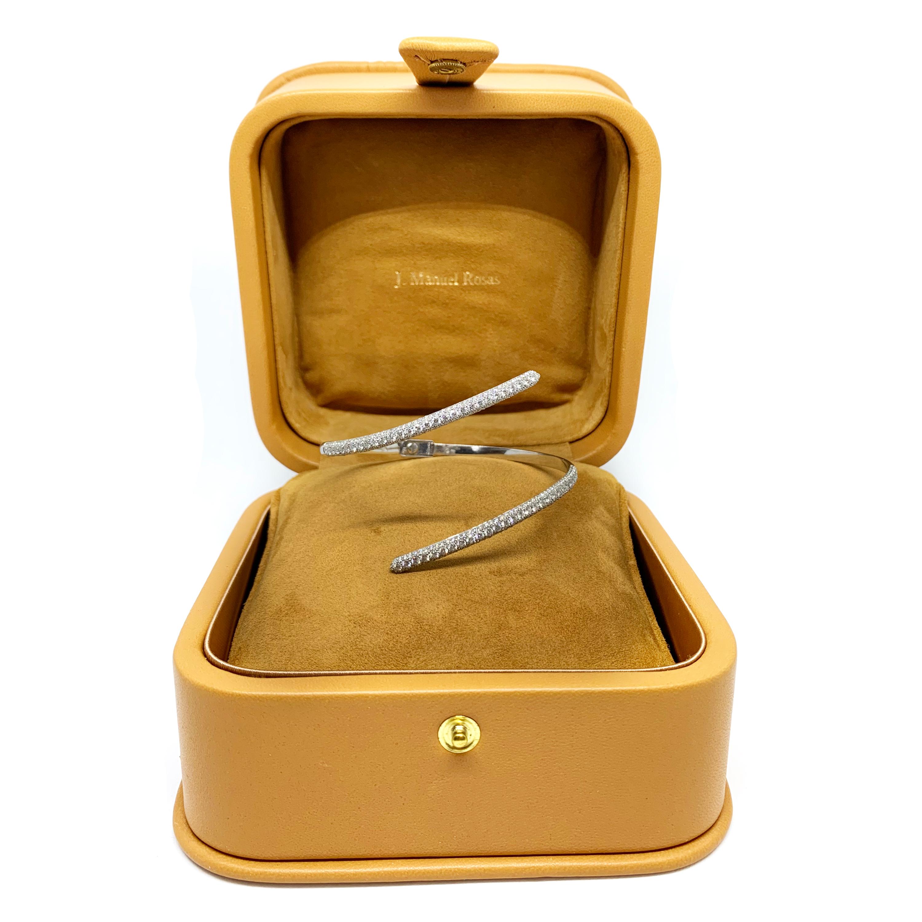 Contemporain Bracelet jonc classique en or blanc serti de diamants en vente