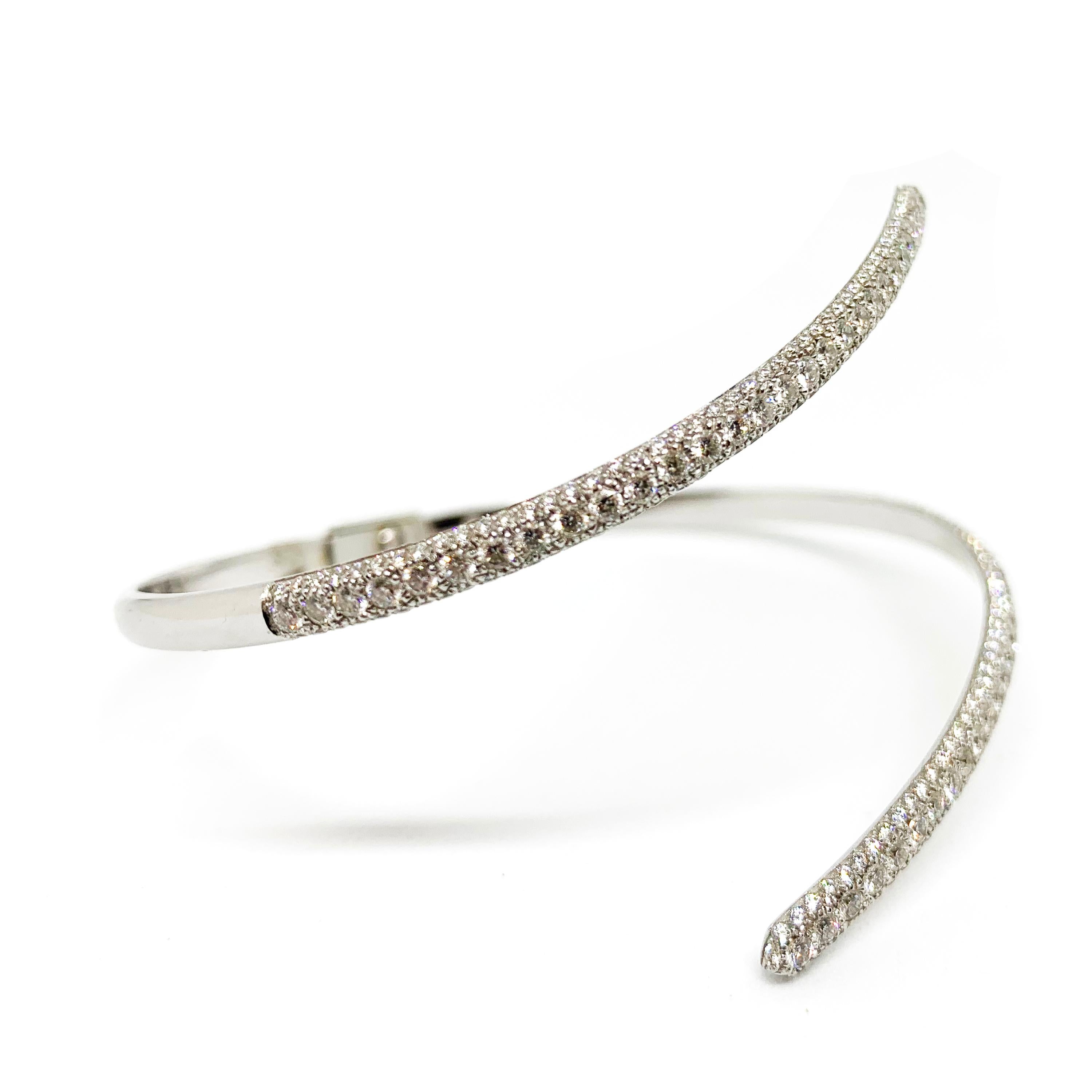 Taille ronde Bracelet jonc classique en or blanc serti de diamants en vente