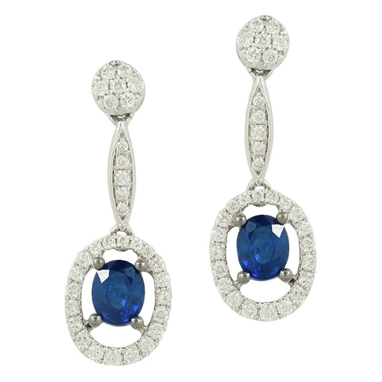 Pendants d'oreilles classiques en or blanc avec diamants et saphirs bleus