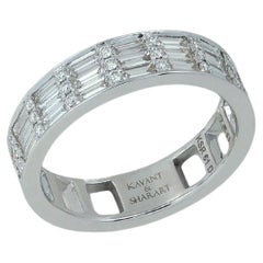 Sortija clásica de 3 anillos con diamantes en engaste de oro blanco de 18 quilates
