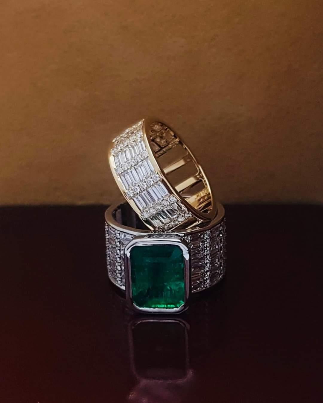 Classic Diamond Cigar Band 5 Ring in 18K Gold Settings In New Condition For Sale In Bangkok, 10