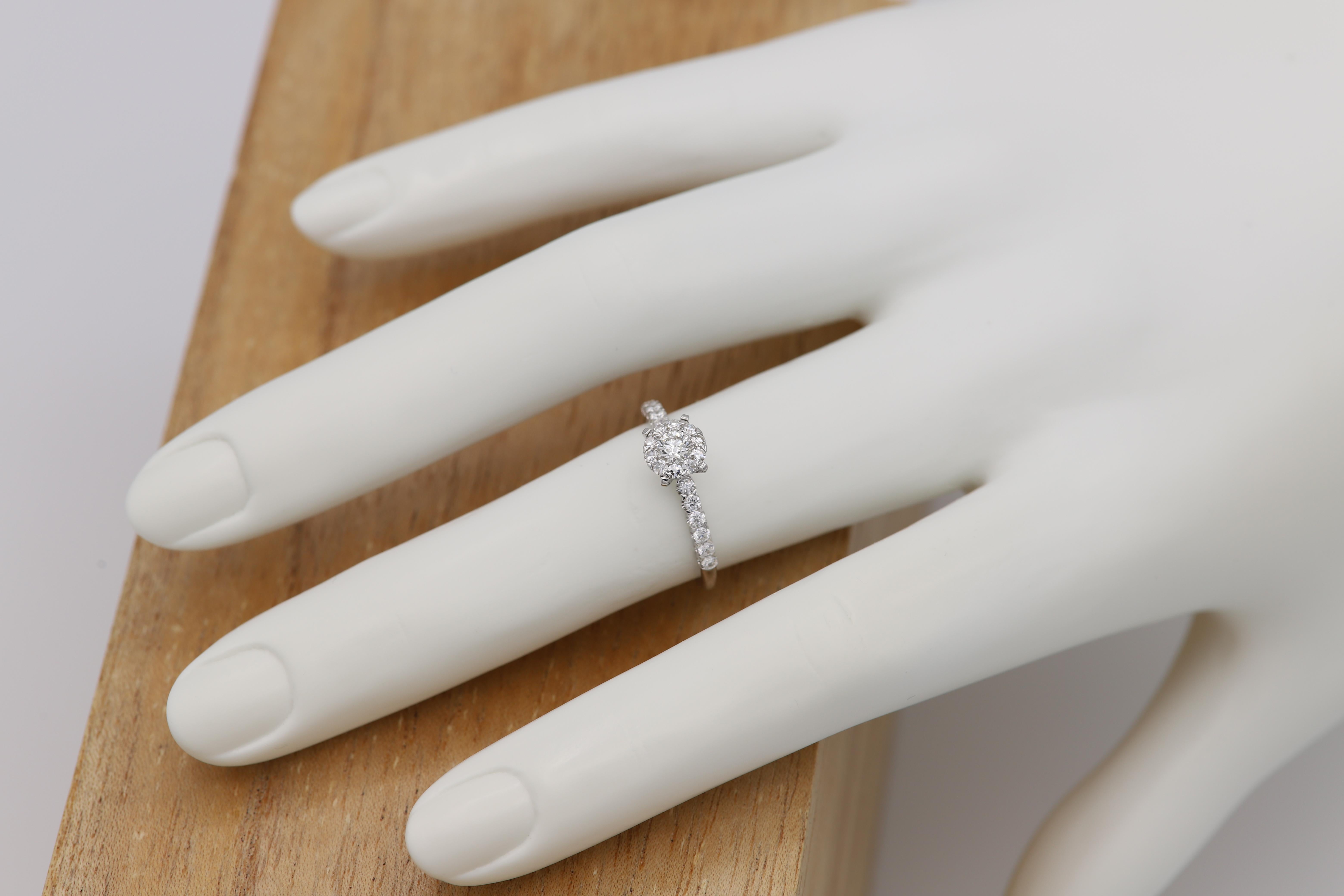 Klassischer Diamant-Verlobungsring 18 Karat Weißgold Cluster-Diamant-Ring im Angebot 5
