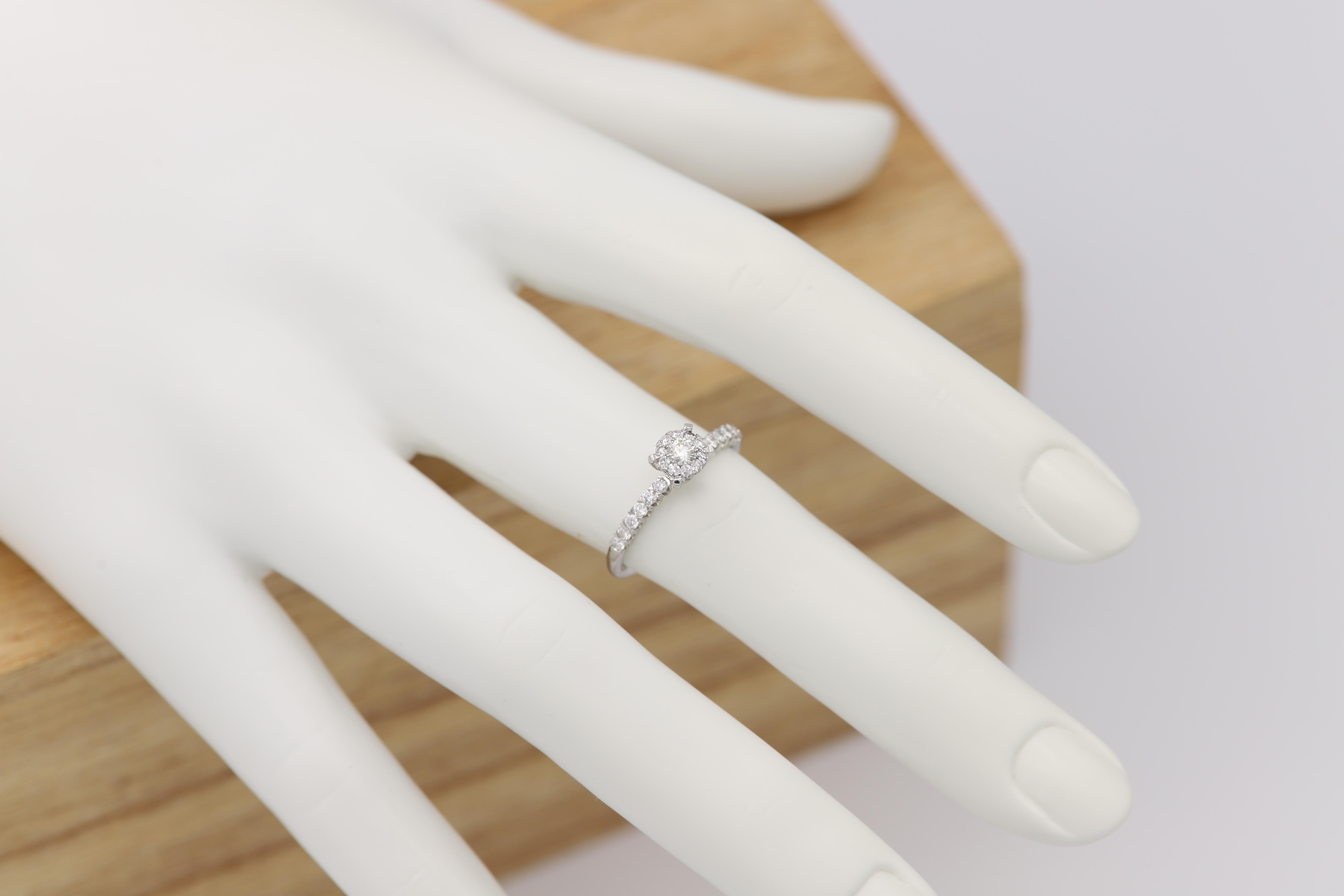 Klassischer Diamant-Verlobungsring 18 Karat Weißgold Cluster-Diamant-Ring im Angebot 7