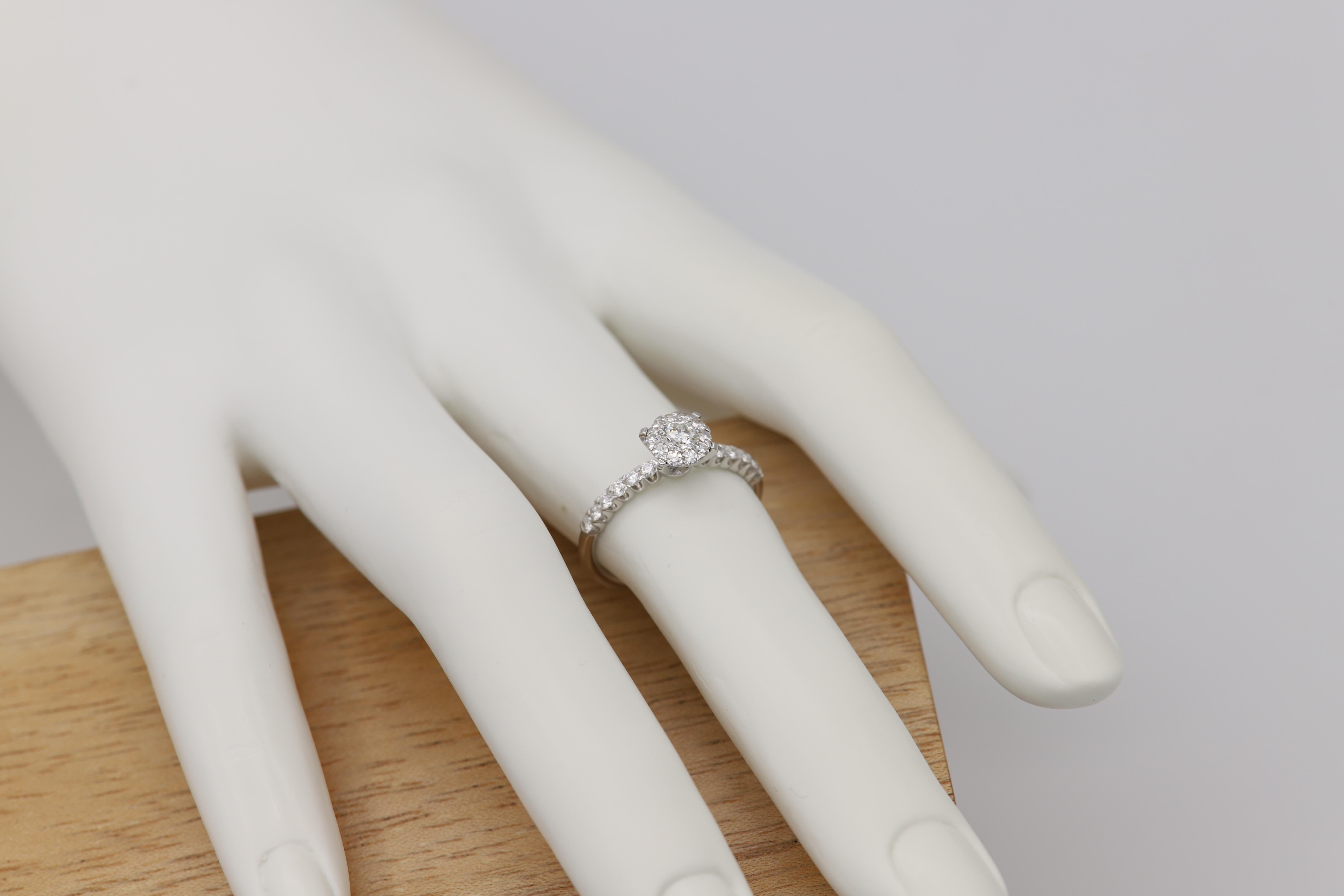 Klassischer Diamant-Verlobungsring 18 Karat Weißgold Cluster-Diamant-Ring im Angebot 6