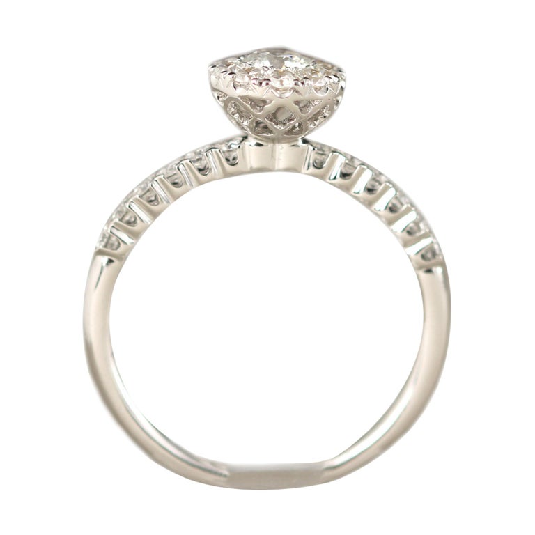 Klassischer Diamant-Verlobungsring 18 Karat Weißgold Cluster-Diamant-Ring  im Angebot bei 1stDibs