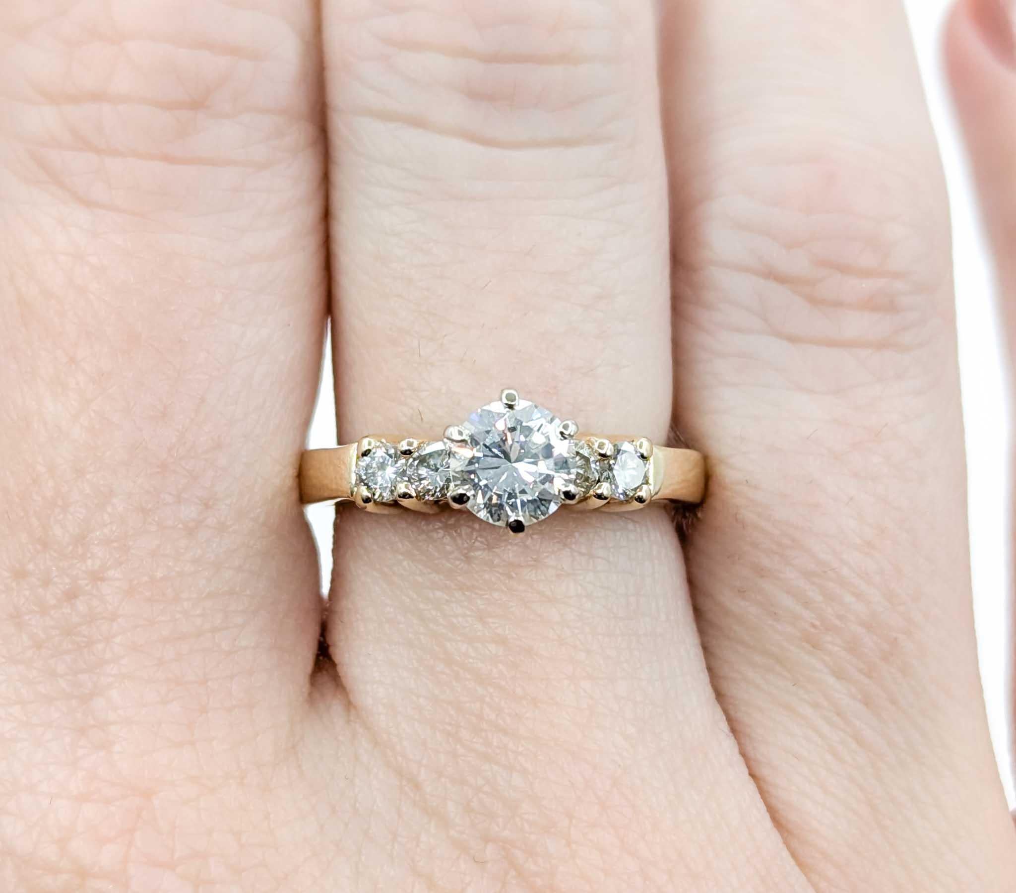 Classic Diamond Engagement Ring in 14k Yellow Gold In Excellent Condition For Sale In Bloomington, MN