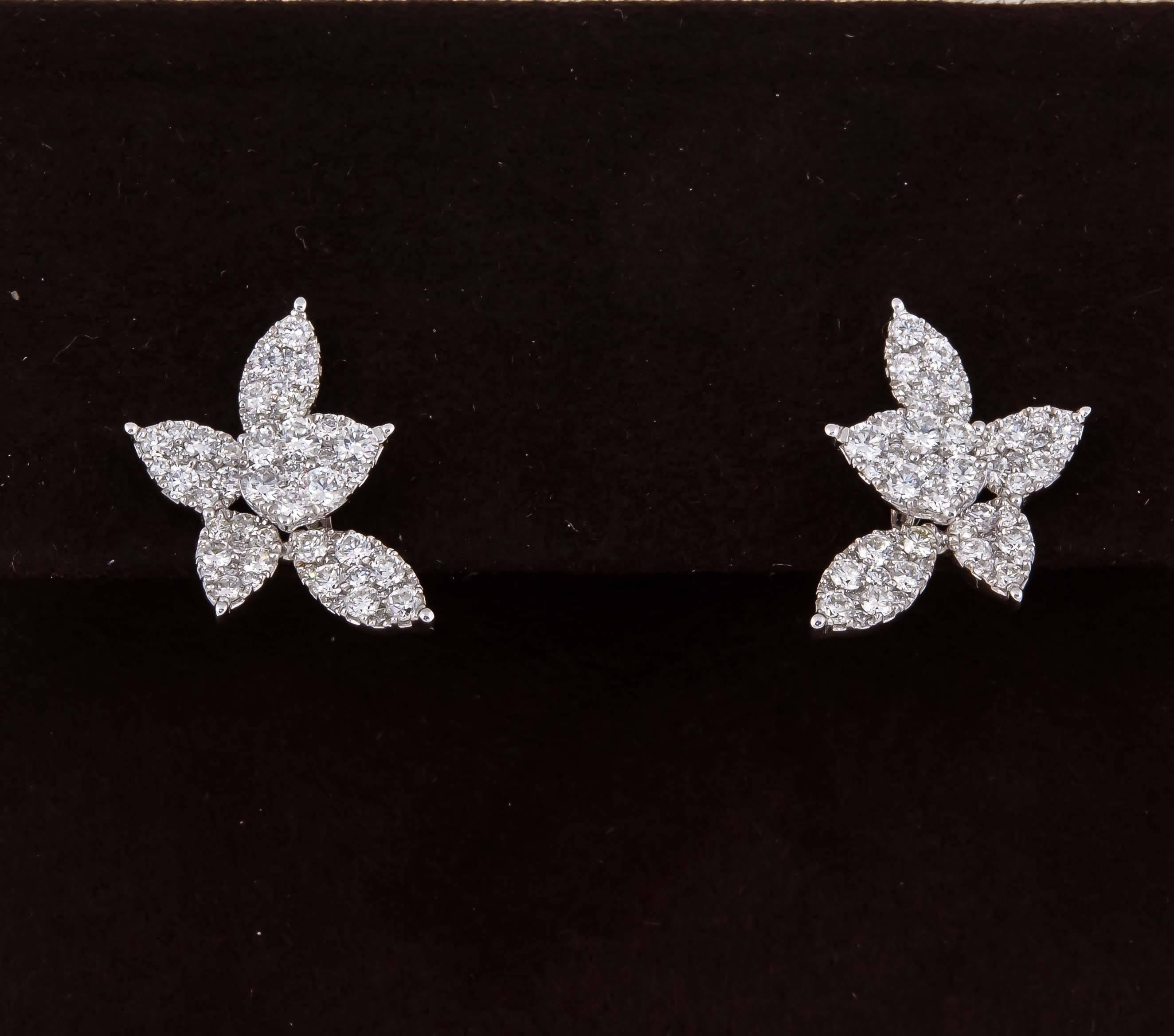 

Un bellissimo paio di orecchini di diamanti.

1,85 carati di diamanti rotondi taglio brillante di colore F, chiarezza VS, incastonati in forme a pera e a marquise. 

Circa 0,78 pollici dal punto più alto a quello più basso e 0,40 pollici di