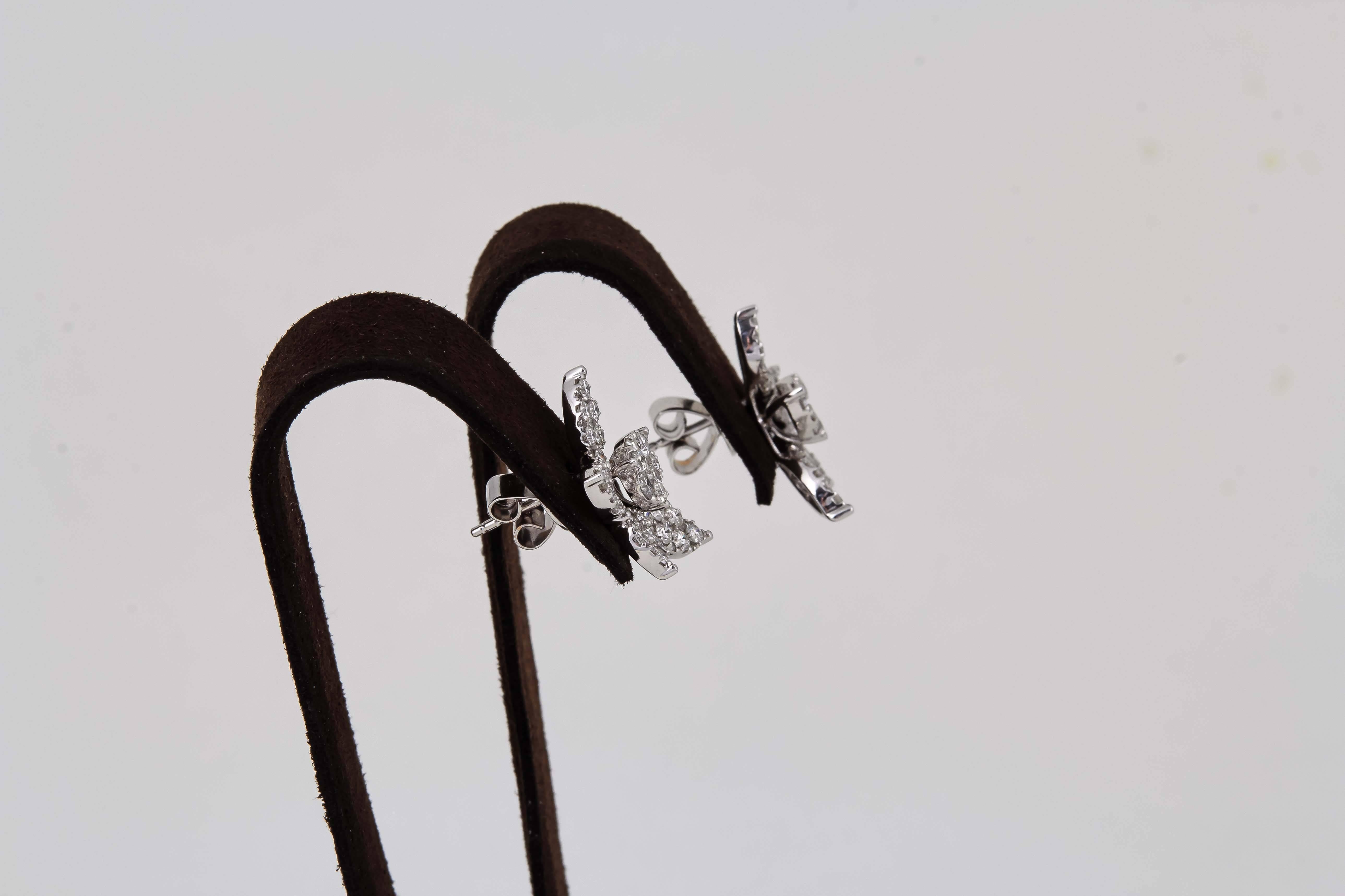 Donna Orecchini a grappolo in oro con diamanti classici in vendita