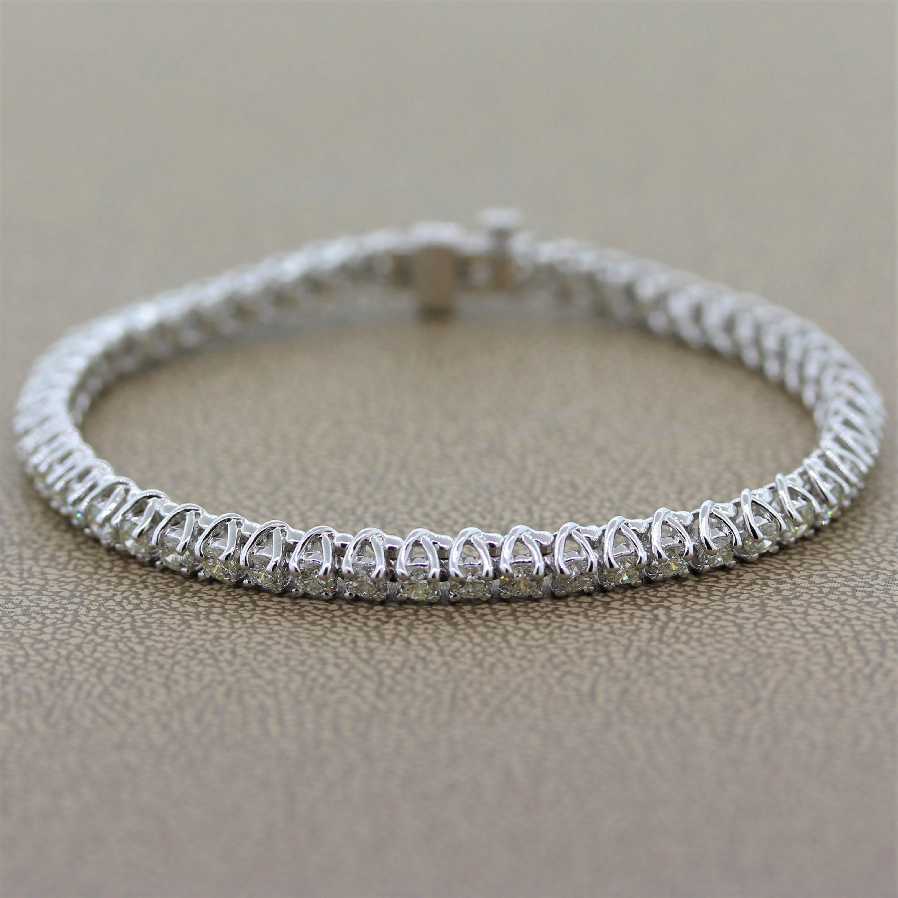 Classic Diamond Gold Tennis Bracelet In New Condition For Sale In Beverly Hills, CA