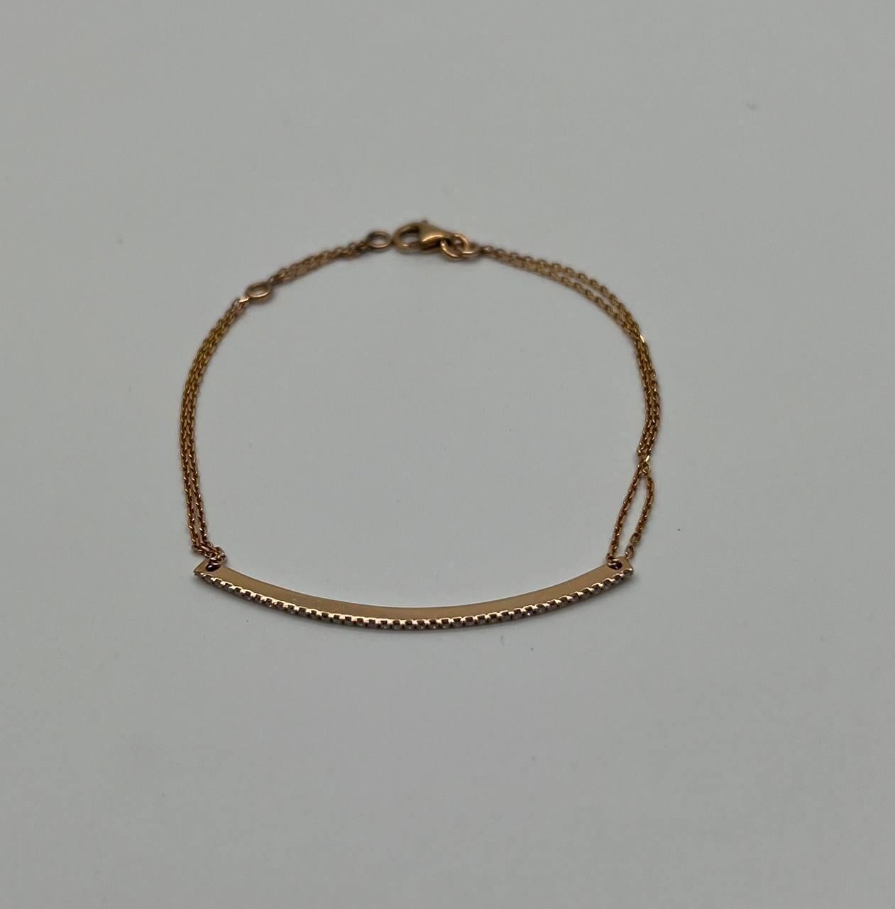 Bracelet minimaliste en or et diamants avec double chaîne et fermoir mousqueton. 0,60 CTW de diamants blancs de qualité G/VS. Très bonne fabrication et artisanat de haute qualité, avec un design élégant, délicat et simple qui peut être porté seul et