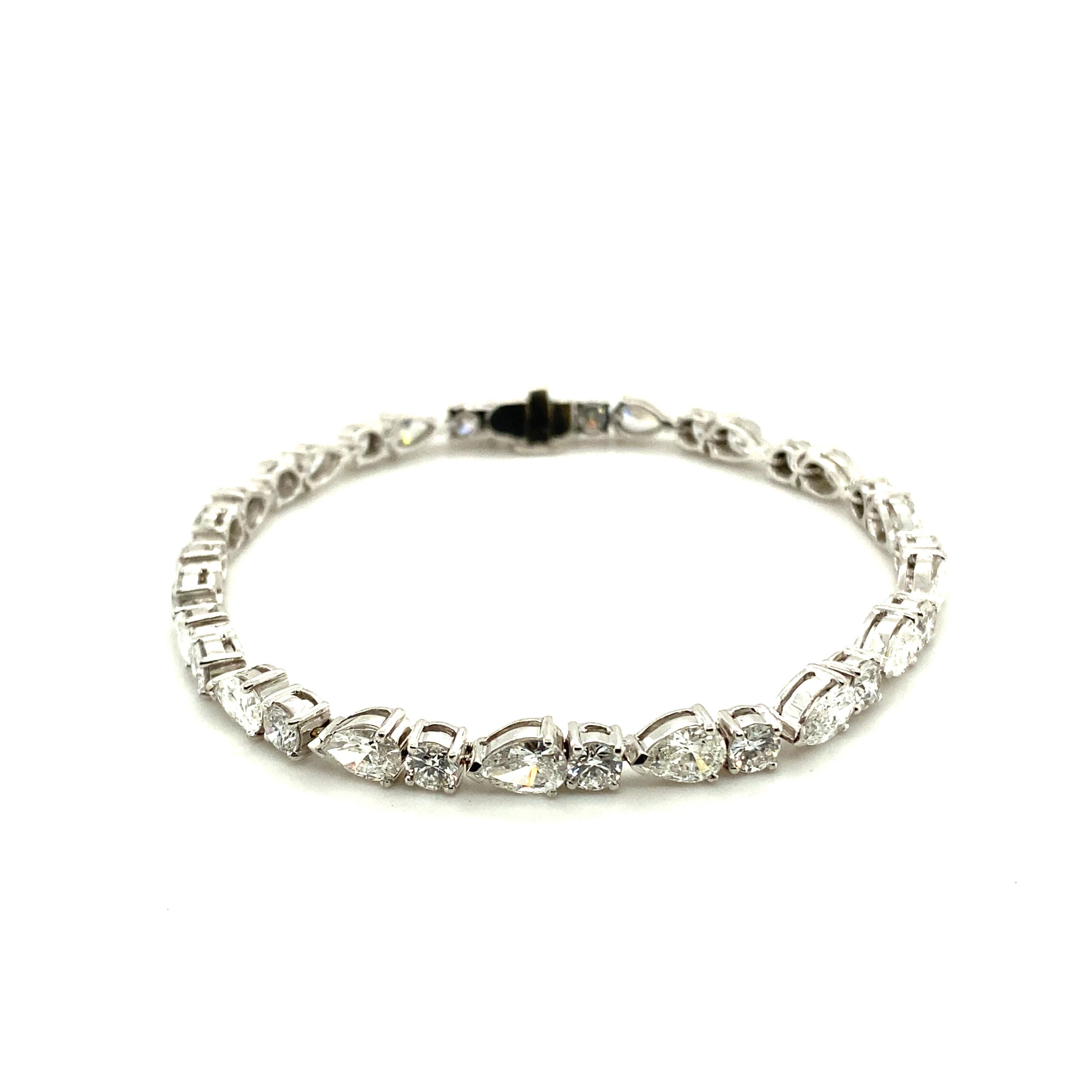 This beautiful line bracelet is both classic and exceptional.
Instead of being set with just one diamond shape, round- and pear-shaped diamonds line up here in perfect harmony. In total, this 18 karat white gold bracelet is set with 17 brilliant-cut