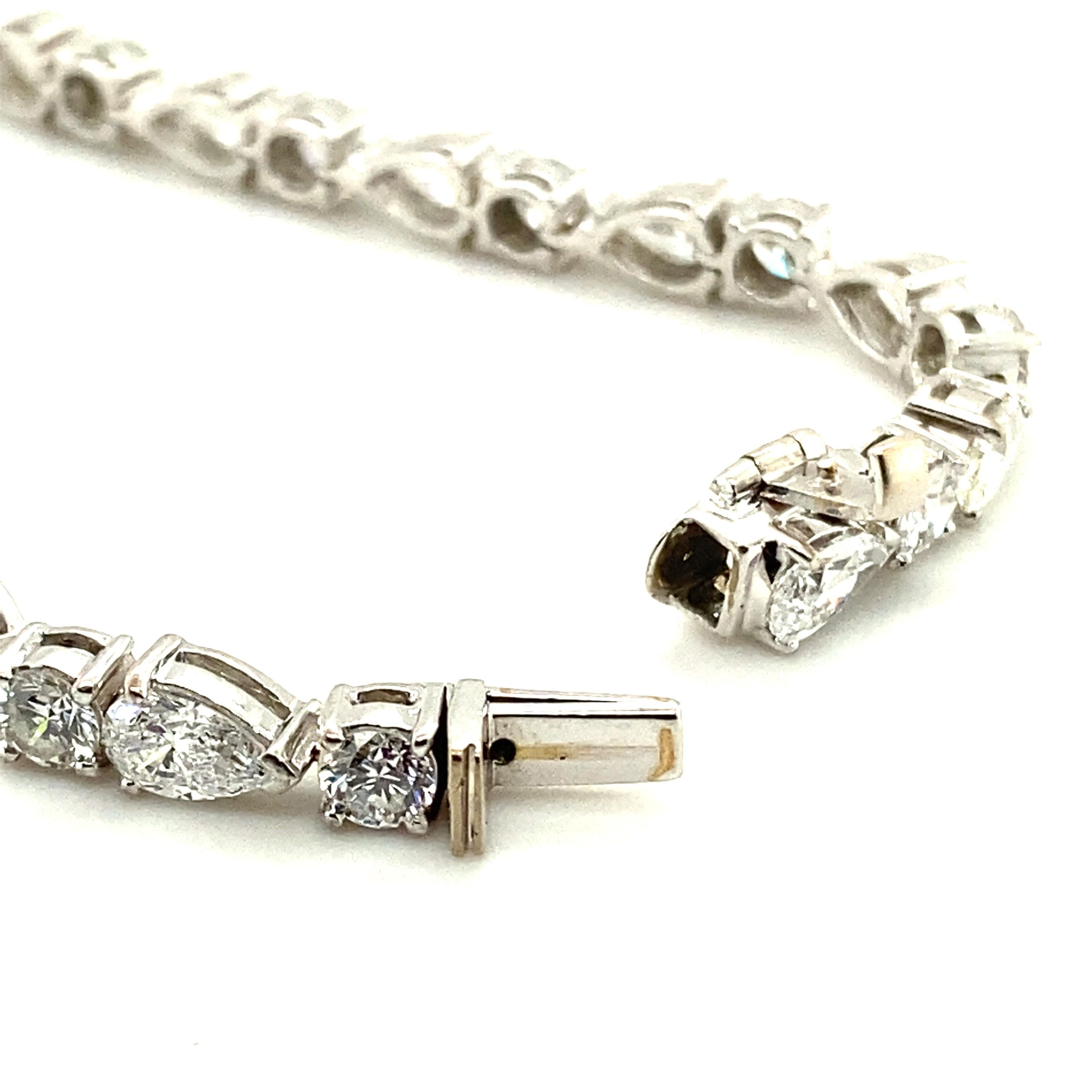 Classic Diamond Line Bracelet in 18 Karat White Gold In Good Condition For Sale In Lucerne, CH