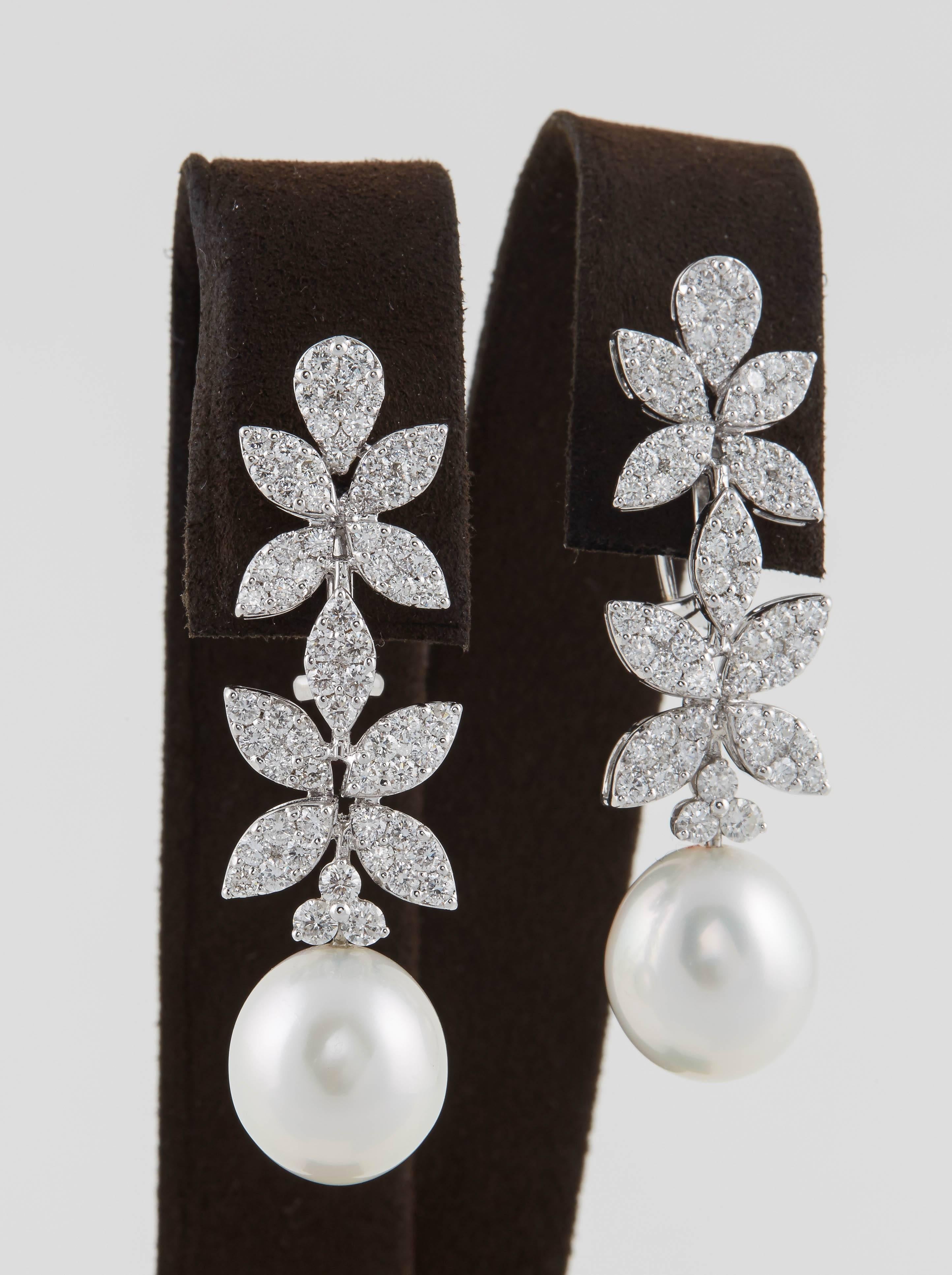 

A beautiful pearl and diamond earring with tons of sparkle!

3.37 carats of white round brilliant cut diamonds set into marquise and pear shaped designs. 

Approximately 12 mm pearl drop.

18K white gold

The earrings measure approximately 1.88