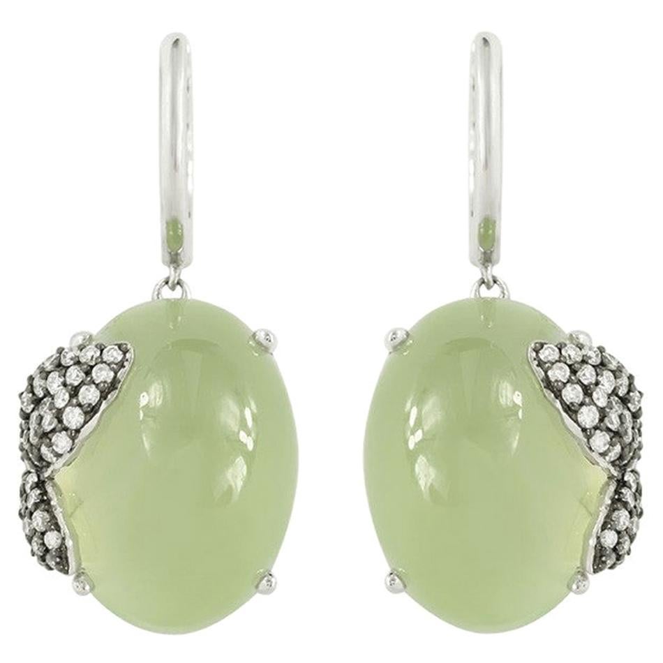 Boucles d
oreilles pendantes en or blanc avec prénit et diamants classiques